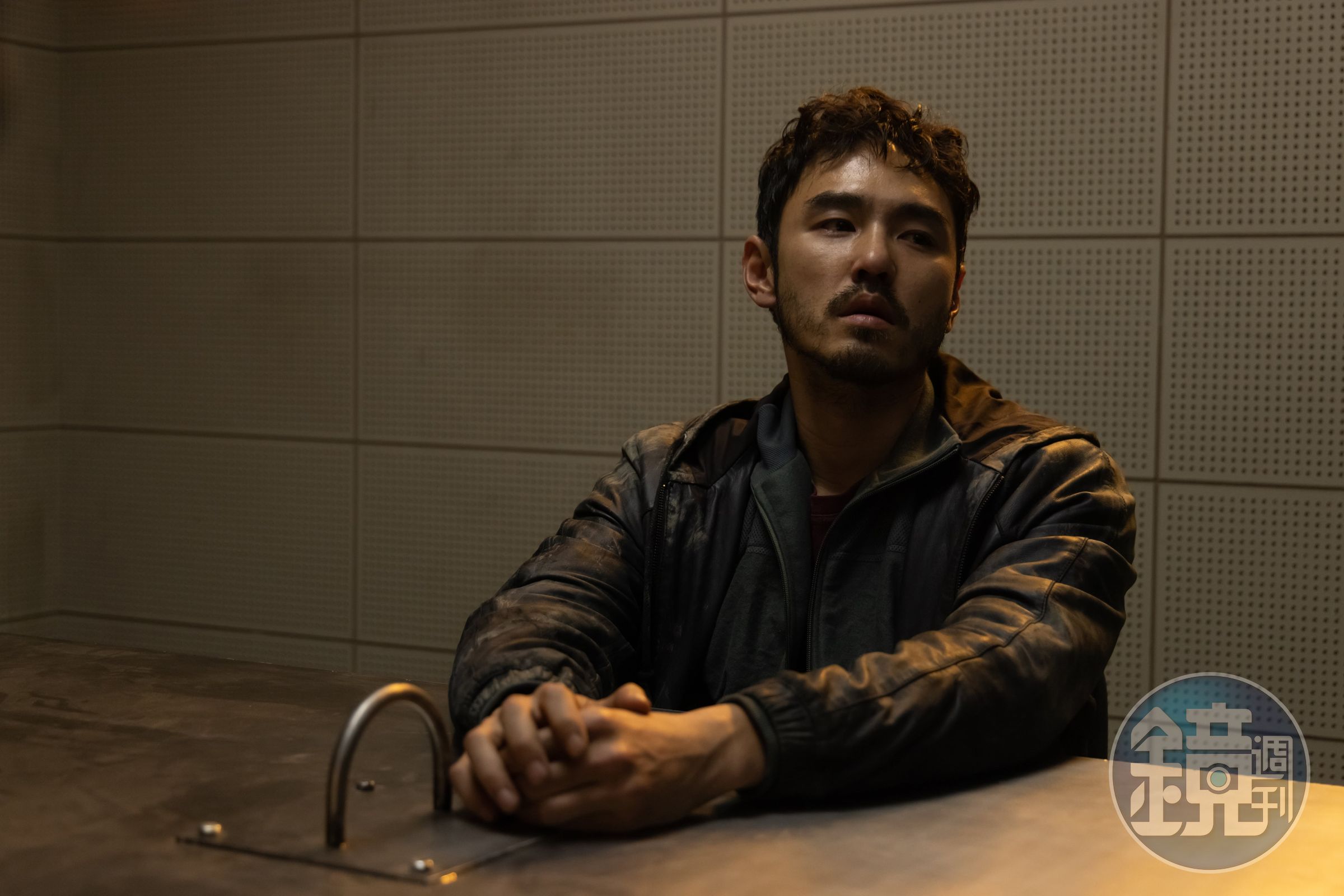  為了演出外勞仲介，阮經天勤學泰語等東南亞語言，但戲拍完已忘光光。（華映提供）