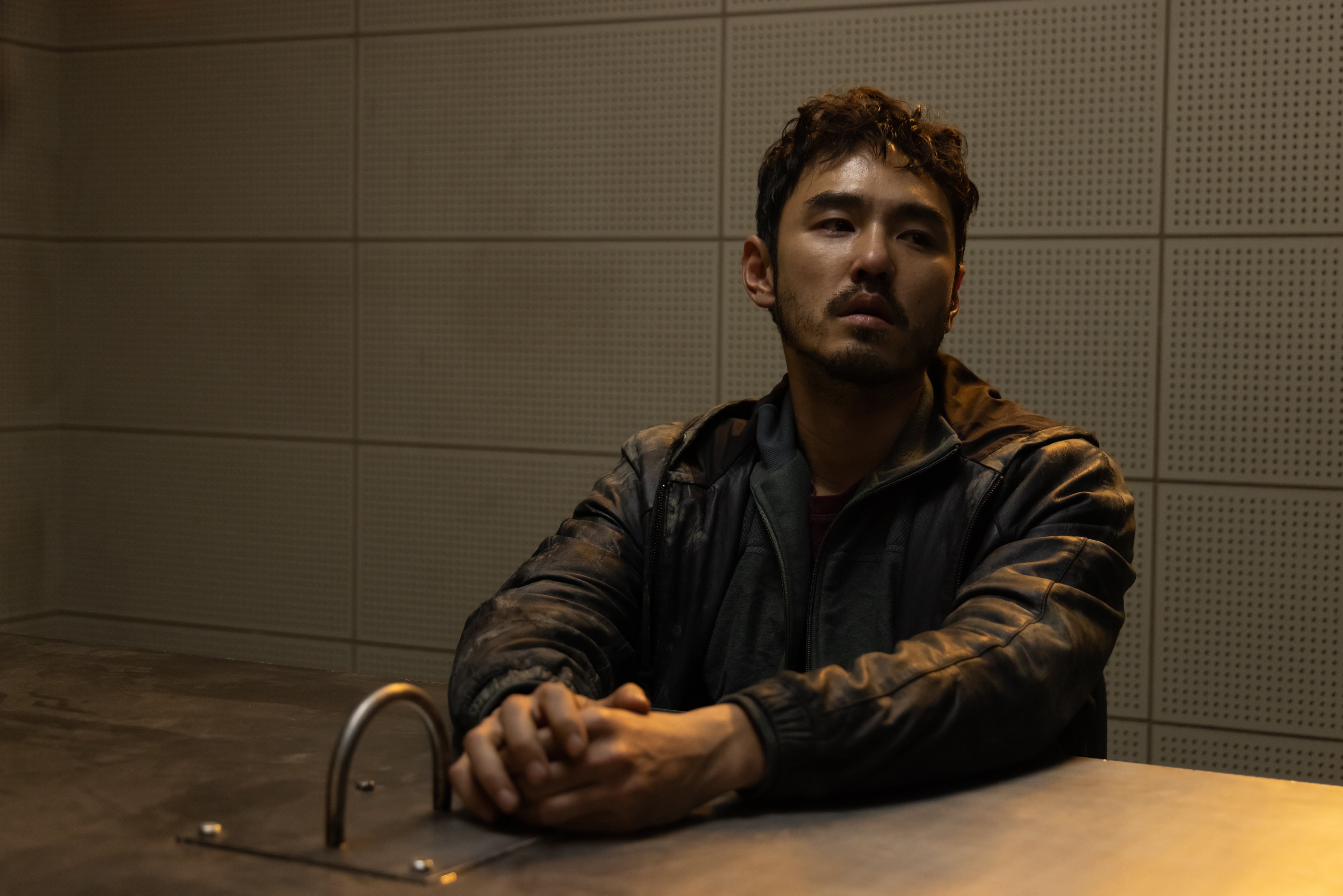 為了演出外勞仲介,阮經天勤學泰語等東南亞語言,但戲拍完已忘光光。(華映提供)