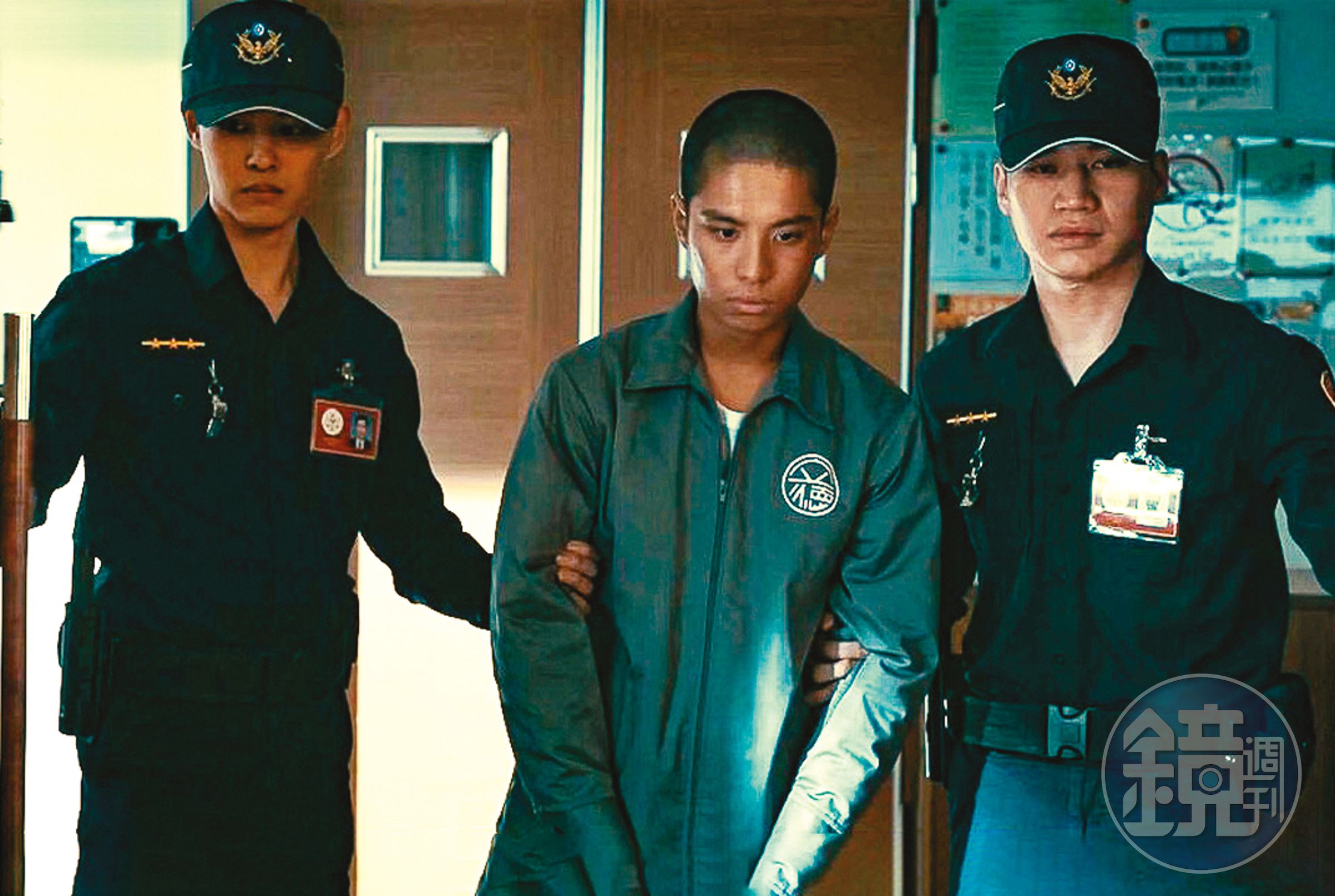 30多年前,原住民湯英伸殺人事件,與《八尺門的辯護人》的故事情境可以相互對比。圖為《八尺門》劇照。(鏡文學提供)