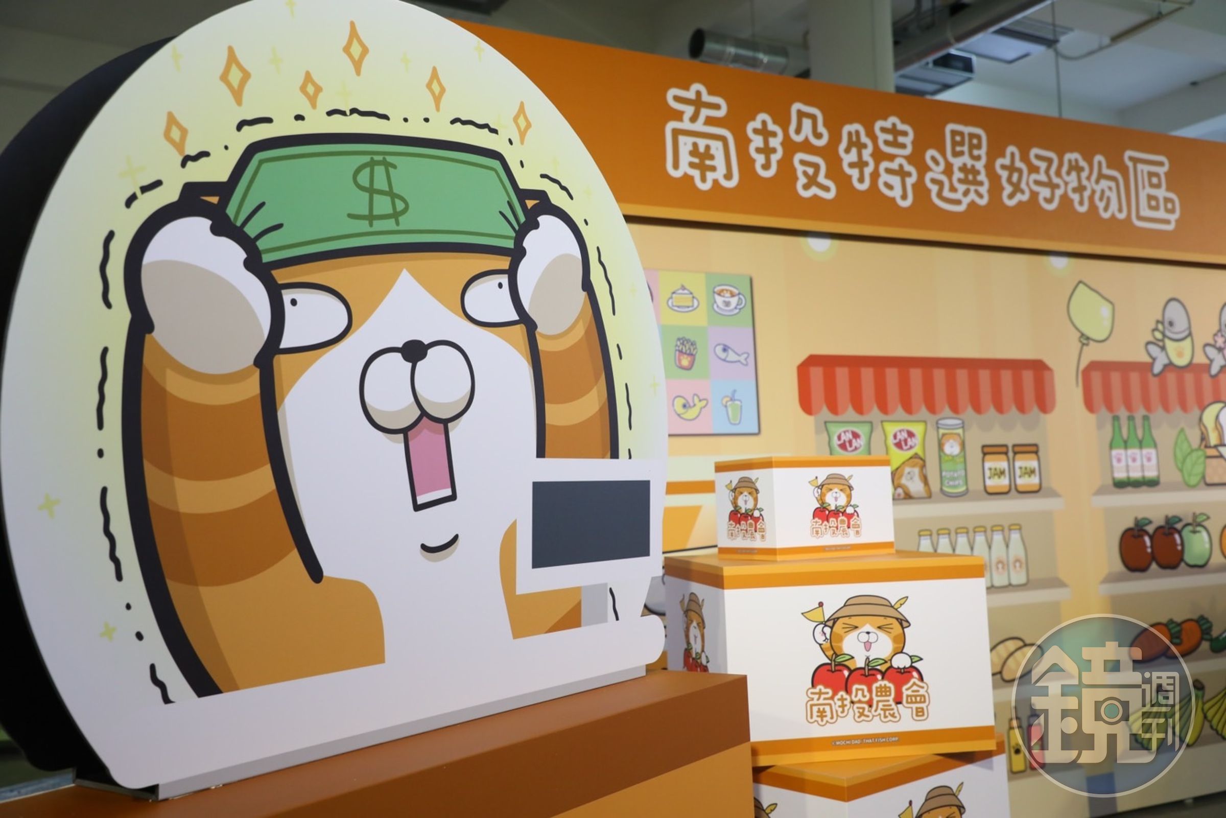 南投特選好物區由「白爛貓」客串店員站櫃。（南投縣政府觀光處提供）