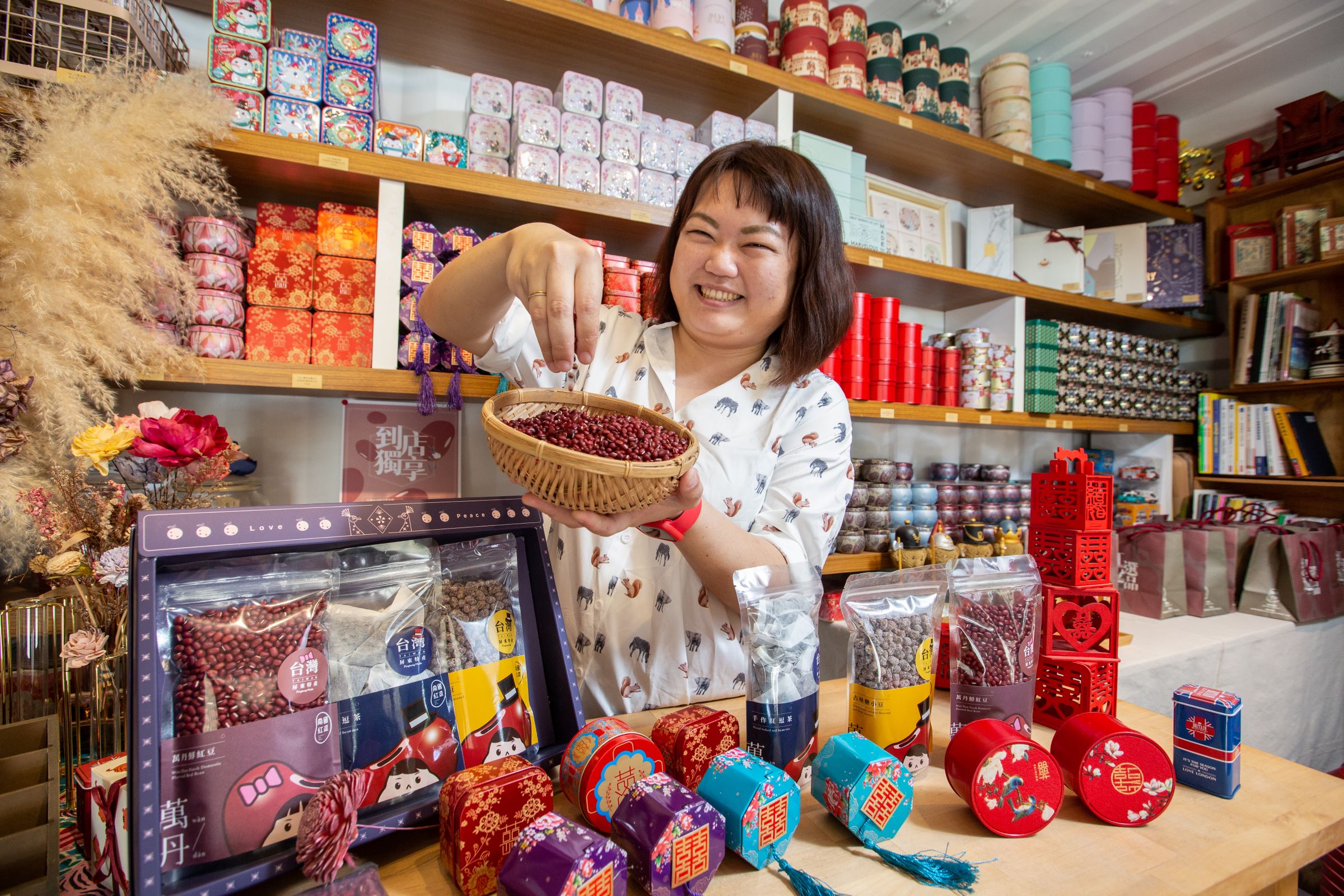 經營「南國紅逗」、「紅妝逗囍」兩品牌的紅豆達人李育琳，透露坊間紅豆的挑選，最好就是選真空包裝，裡頭豆子鮮紅者。