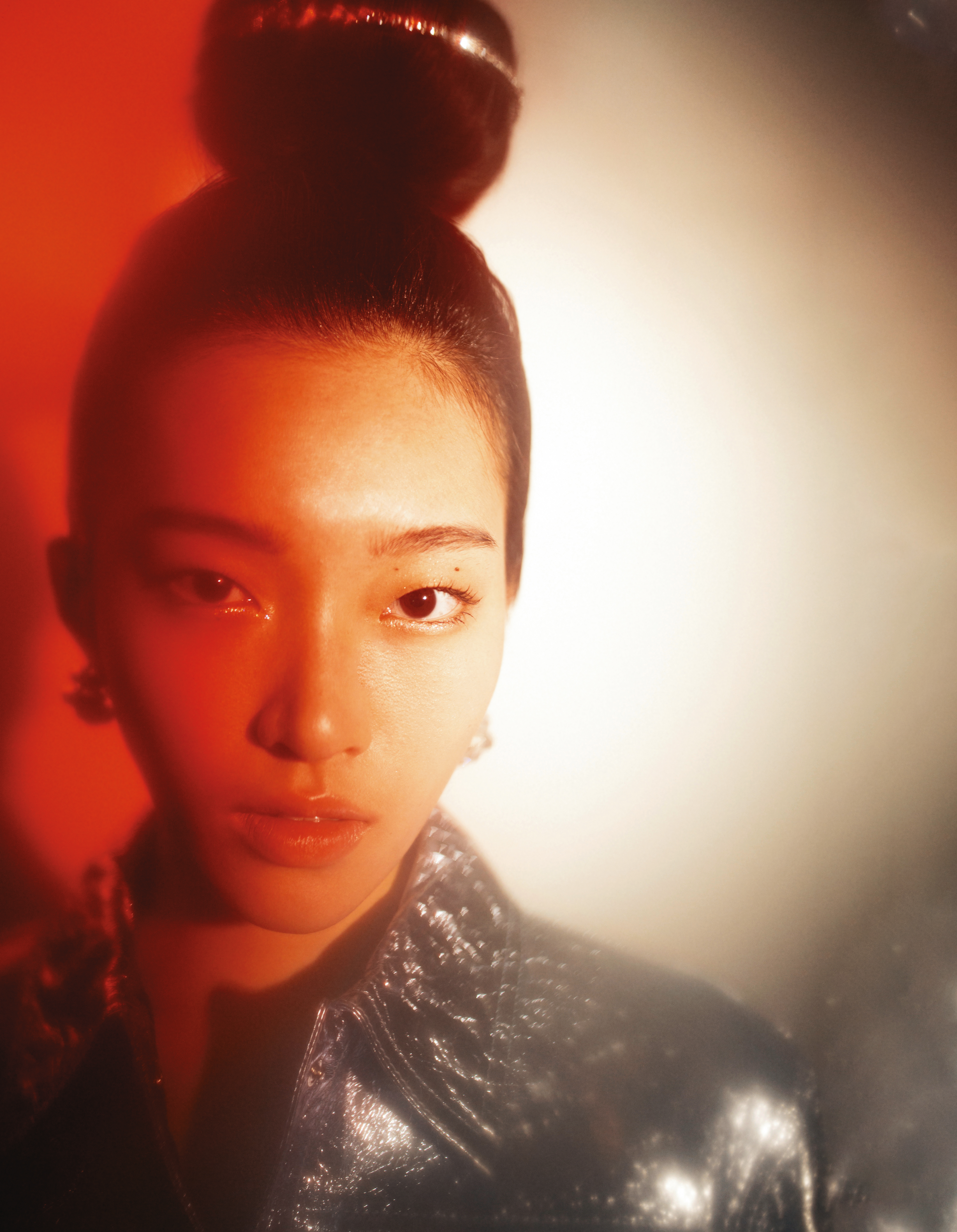 Medusa金屬色皮革夾克 NT$169,500 by VERSACE／水晶頭箍 NT$26,000 by MIU MIU／純銀曲線造型耳環 價格店洽 by BOTTEGA VENETA