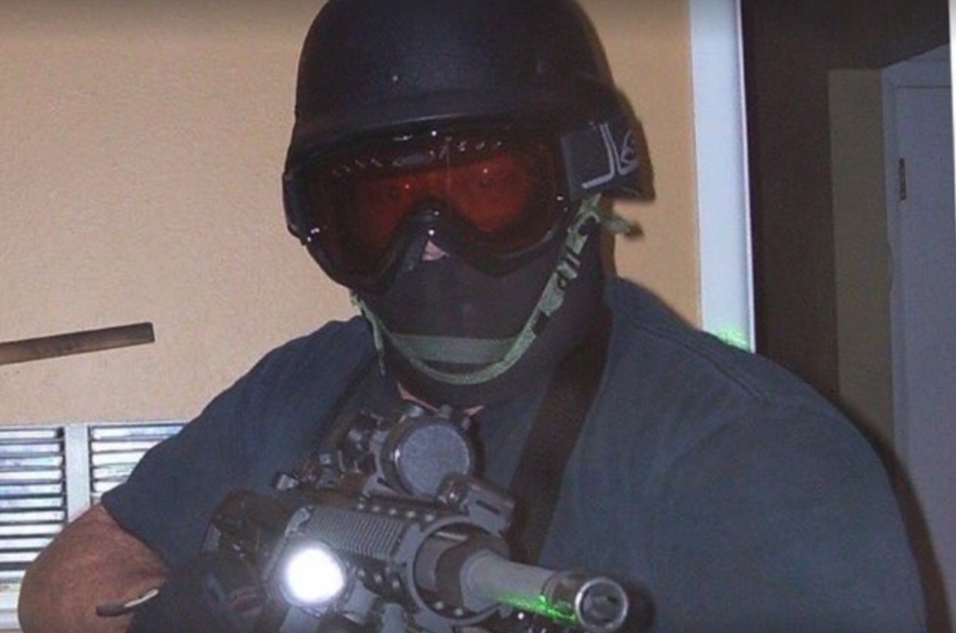 羅伯森數個月以來持續發布對民主黨政治人物及檢察官的威脅文章。（翻攝自臉書＠Craig Robertson）