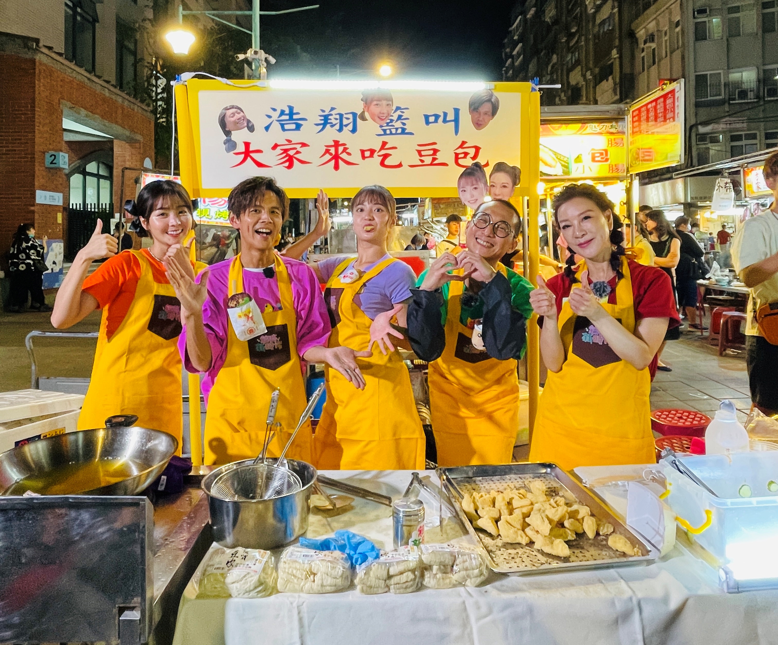 楊繡惠日前到寧夏夜市出外景。（民視提供）