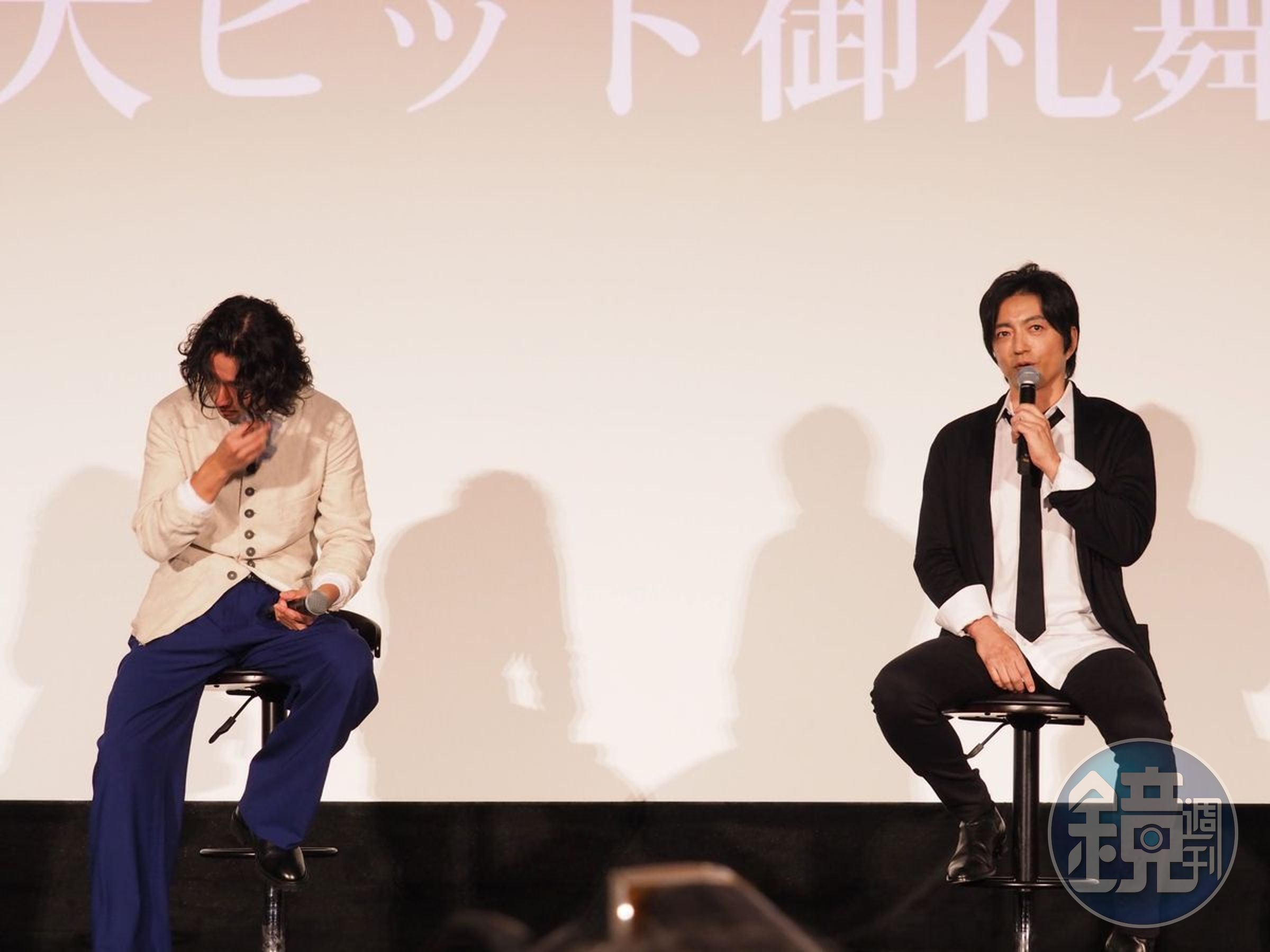 大澤隆夫（右）在《王者天下3：命運之炎》活動上大讚山崎賢人的成長，讓山崎感動落淚。（翻攝自日本體育報）