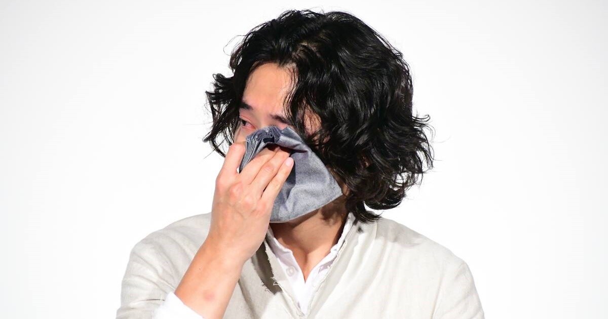 山崎賢人聽到大澤的一番稱讚，突然淚灑戲院。（翻攝自My navi news）