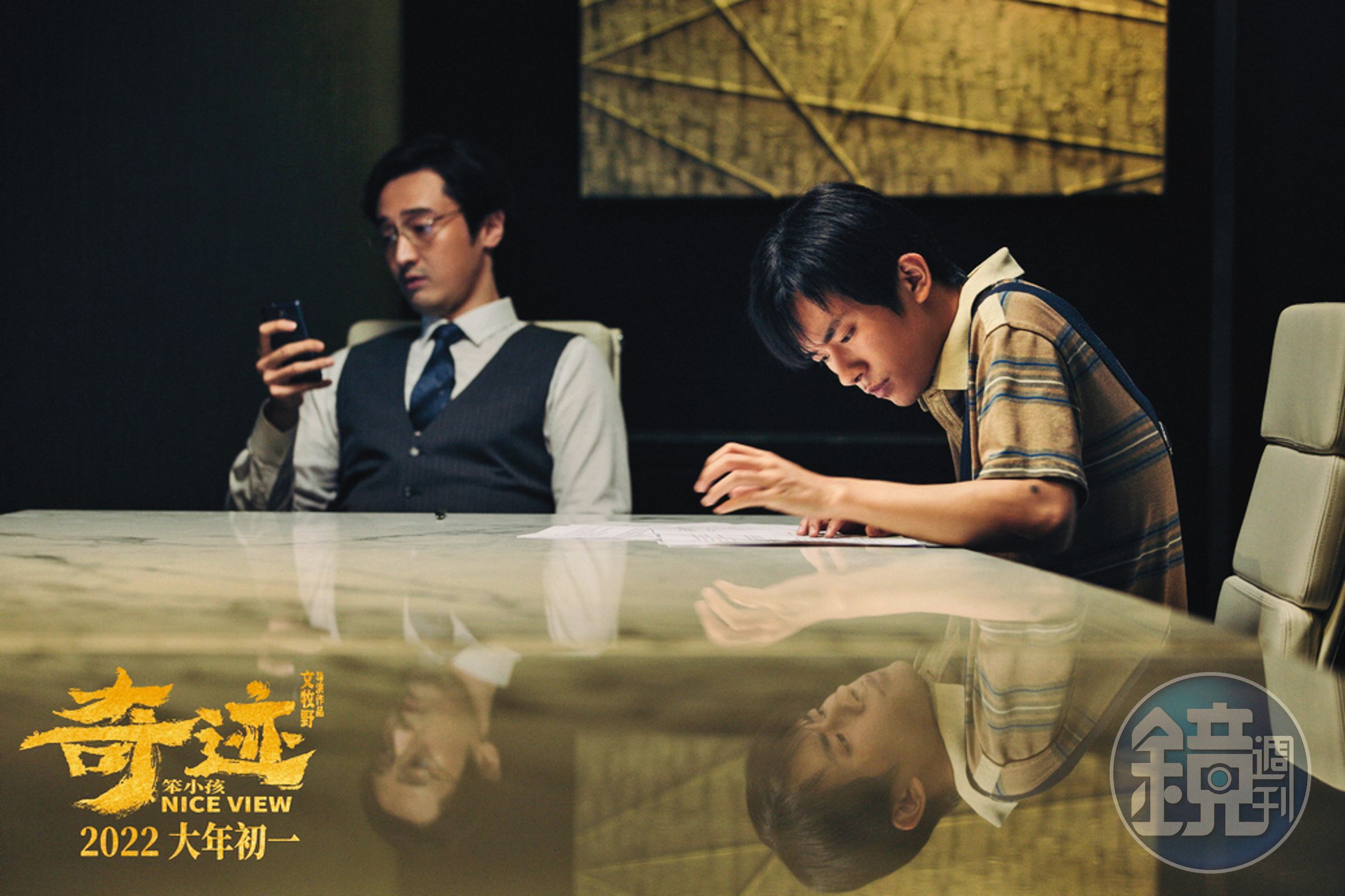 電影《奇蹟·笨小孩》中，王傳君（左）給易烊千璽（右）設下各種刁難的挑戰，連他自己都說，這個造型「看起來像斯文敗類」。（東方IC）