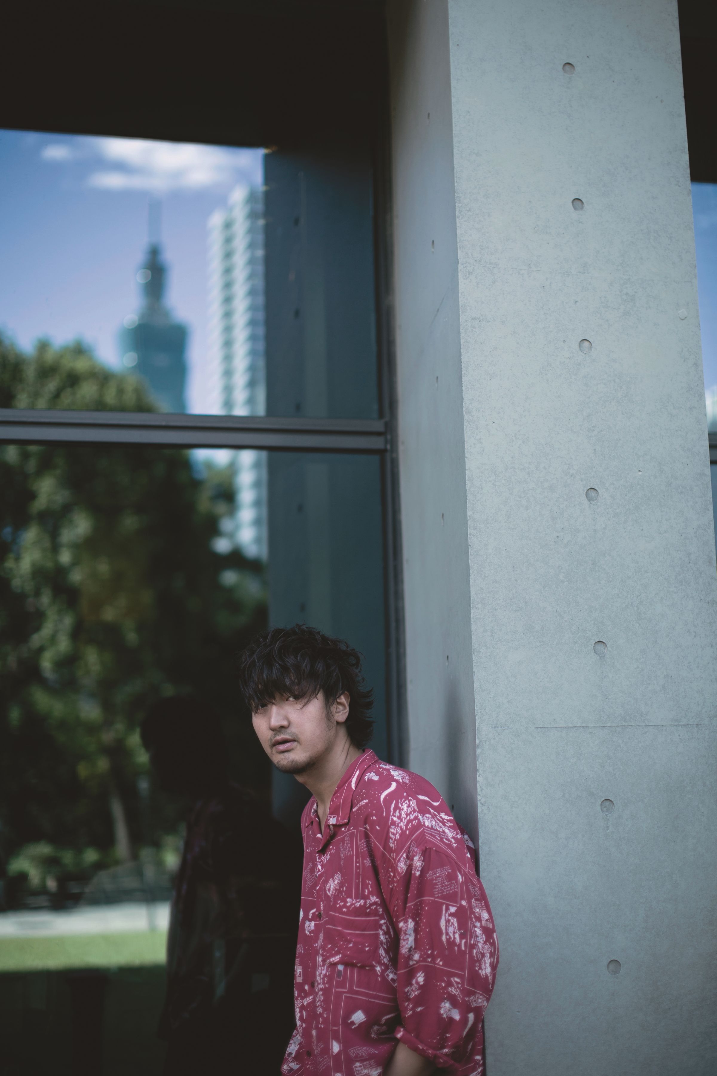 如此頹廢又不羈的穿著，才是王傳君最自在的風格。