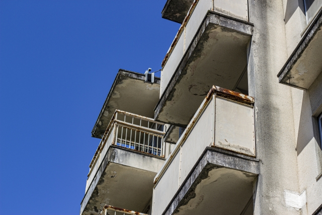 印度一名青年在女友家中約會，但女友父親突返家，他只好躲在陽台角落，但卻不幸失足。（示意圖，photo-ac）