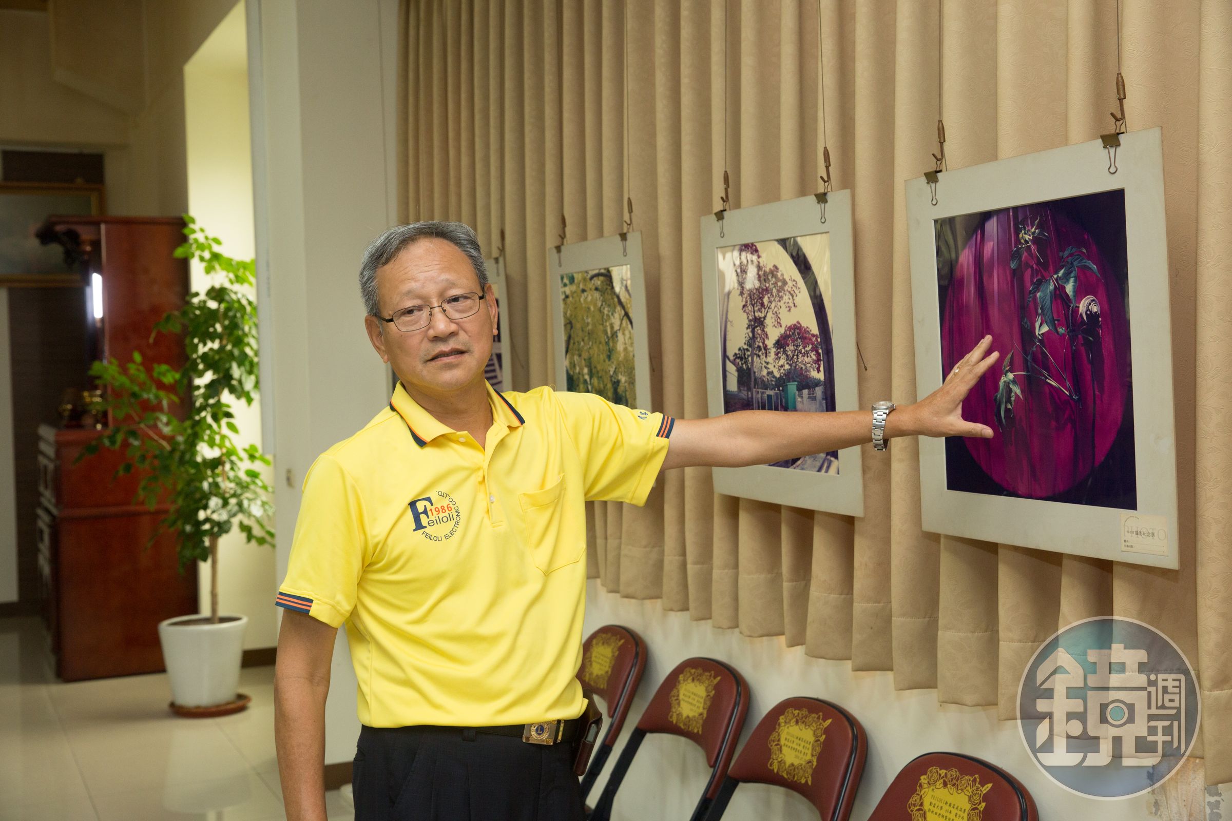 蔡其明很欽佩父親隨處取景的攝影天分，其中一幅作品為路邊鐵板夾縫長出植物，富含寓意。
