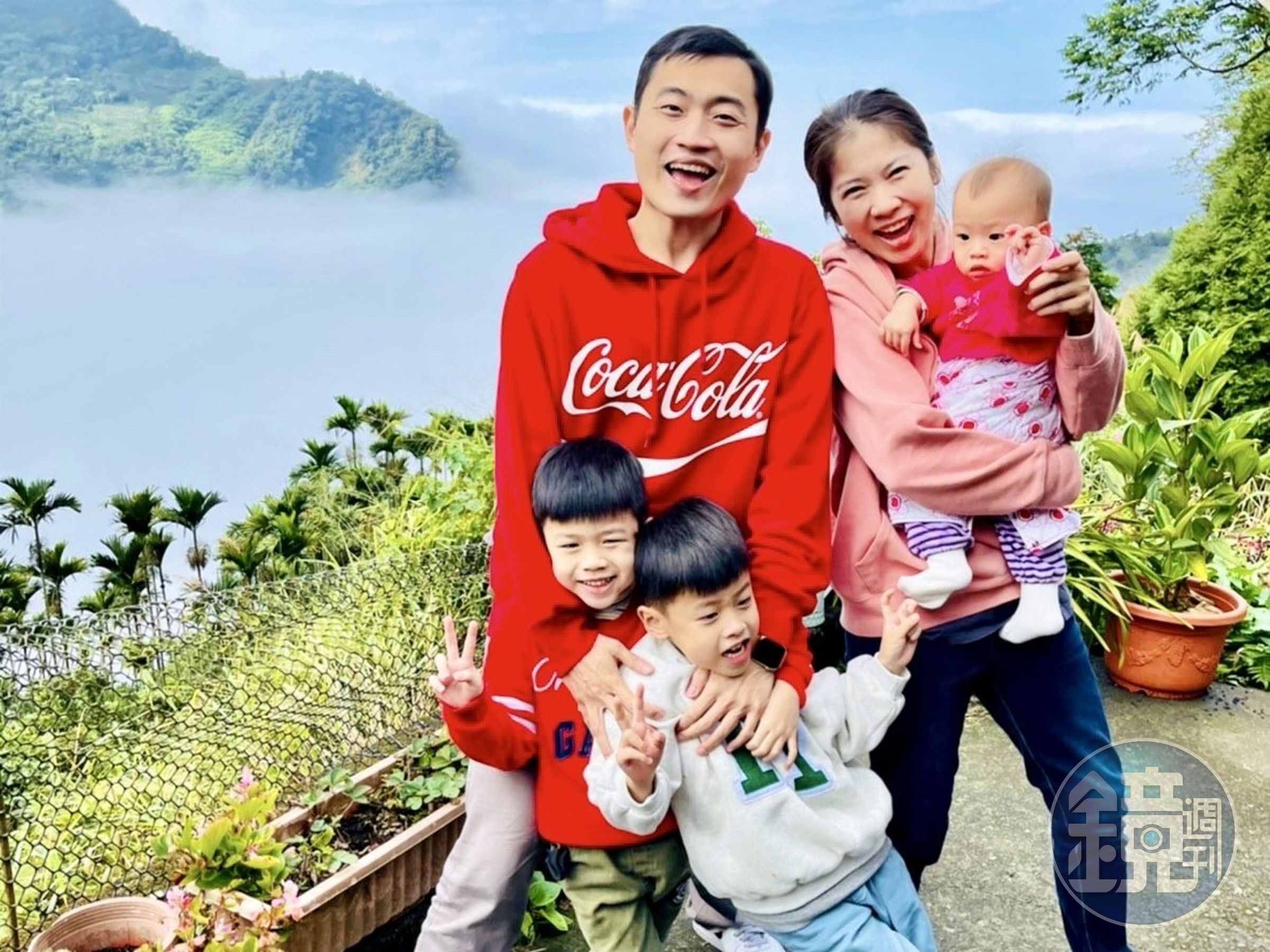 信義房屋永康勝利店店長李聿旌(後排左一)是家有三個兒女的三寶爸,每年固定能撥出時間陪伴子女出遊,留下美好回憶。(信義房屋提供)