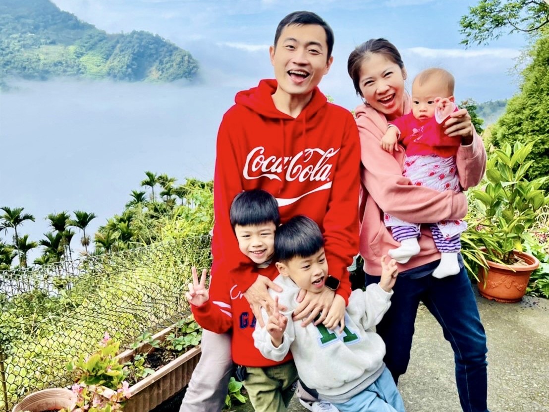 信義房屋永康勝利店店長李聿旌（後排左一）是家有三個兒女的三寶爸，每年固定能撥出時間陪伴子女出遊，留下美好回憶。（信義房屋提供）
