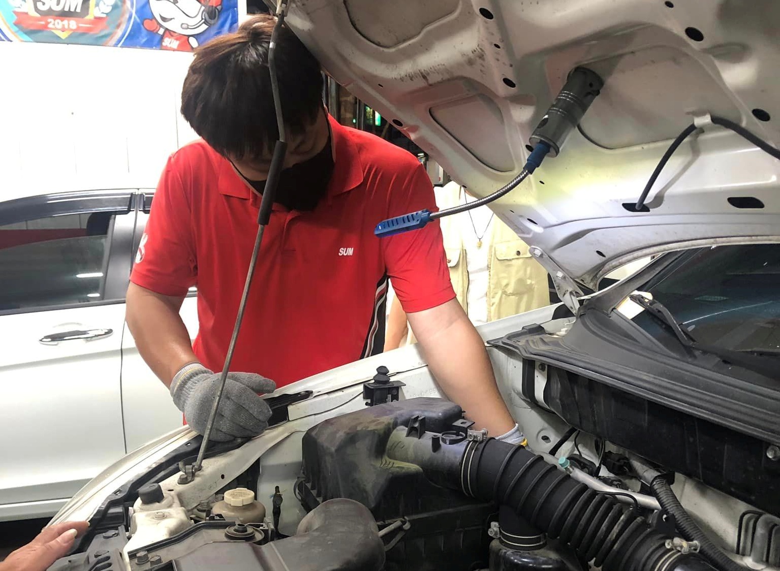 苗栗1間修車廠無償協助民眾處理引擎蓋內的貓屍，讓大批網友直呼好人一生平安。（翻攝自臉書社團《我是頭份人》）