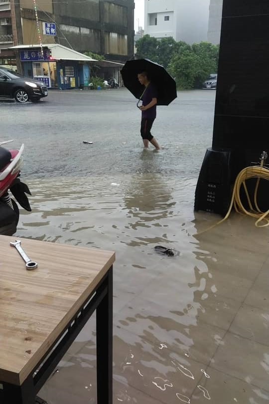 台南今天因強降雨多處積淹水，市民盼市長黃偉哲明天能放假一天。（翻攝自臉書社團「我住台南安南區」）
