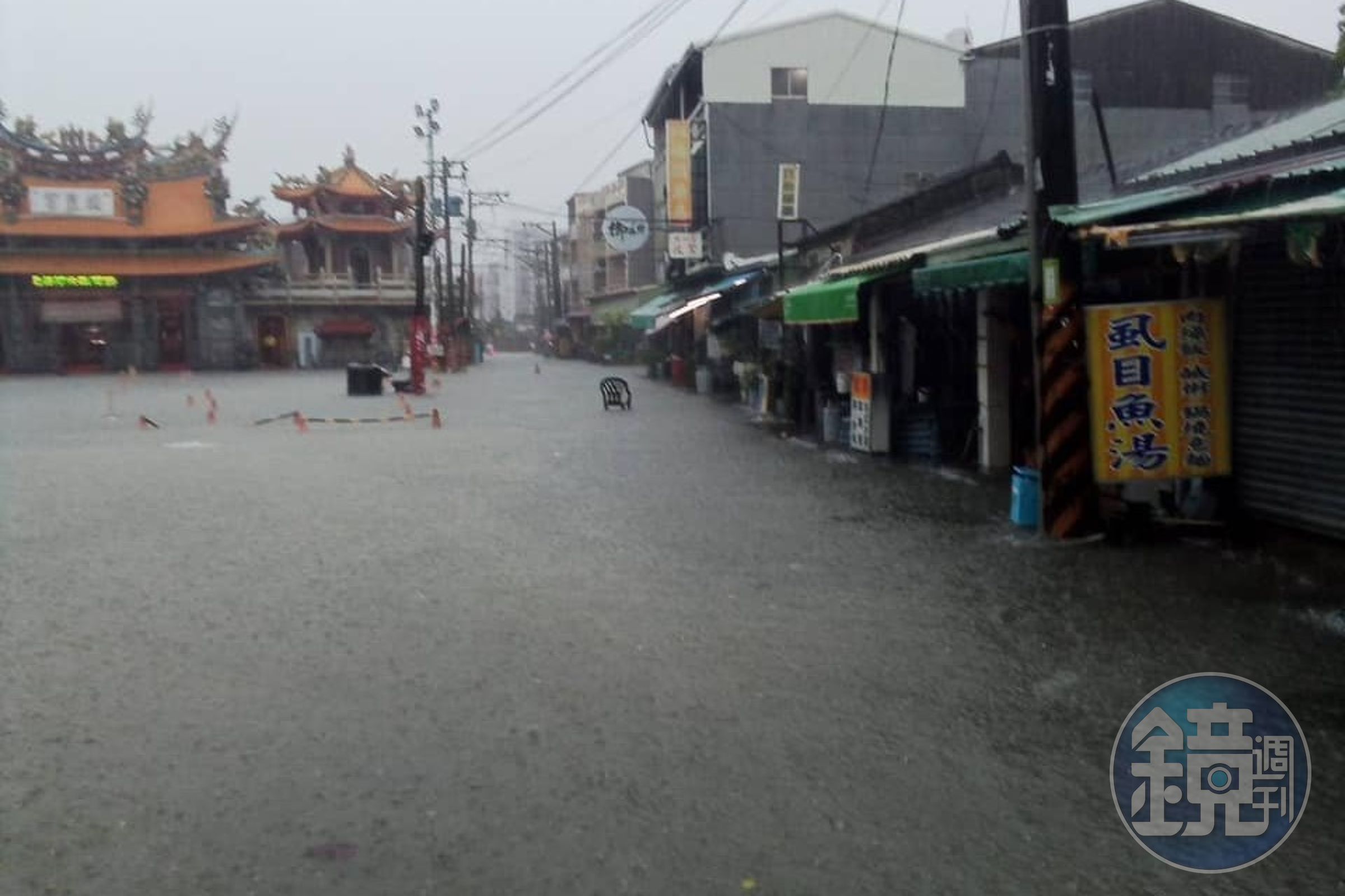 台南今天因強降雨多處積淹水，市民盼市長黃偉哲明天能放假一天。（翻攝自臉書社團「我住台南安南區」）