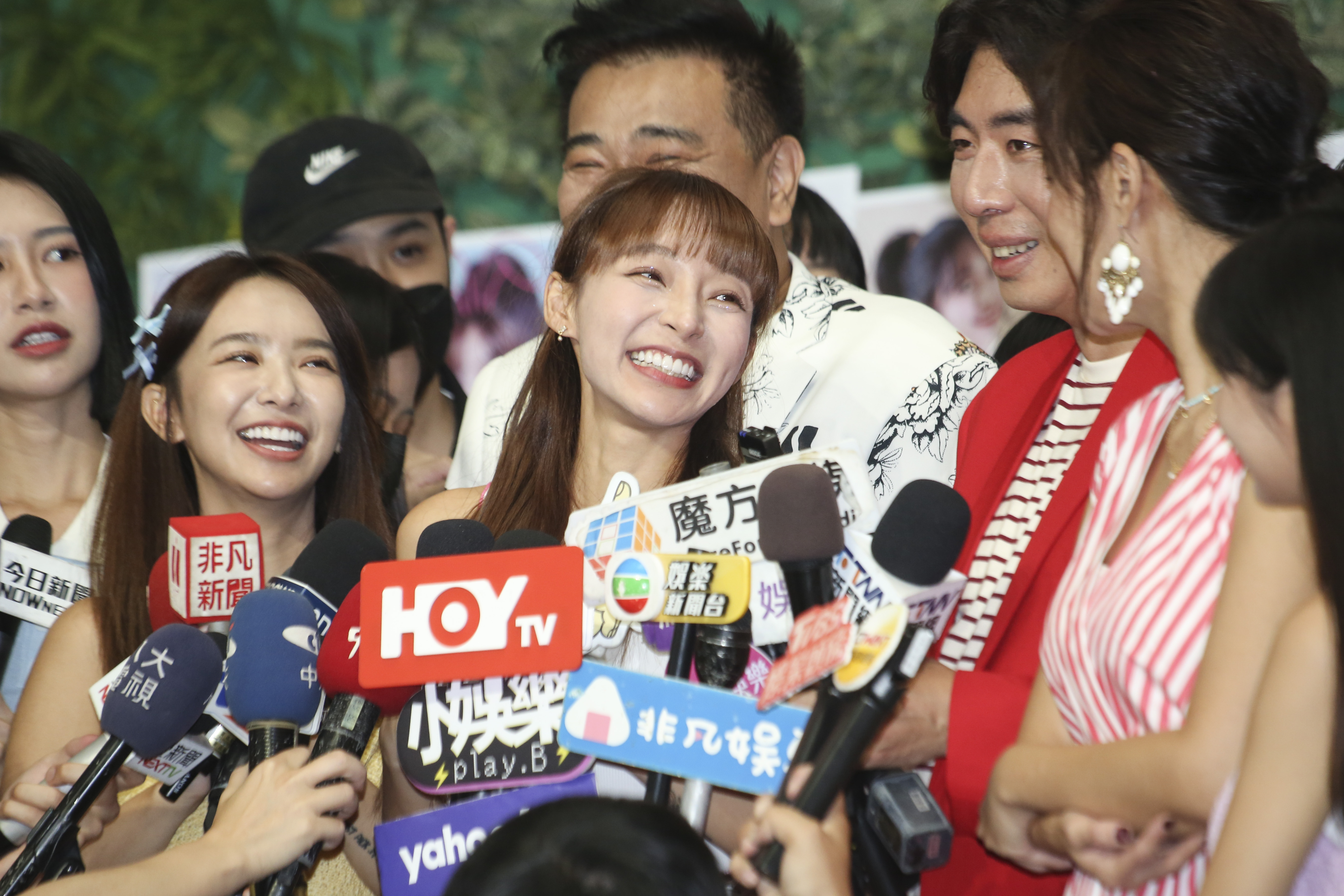 林襄被媒體圍堵詢問戀情，她低調承認2人戀愛中。