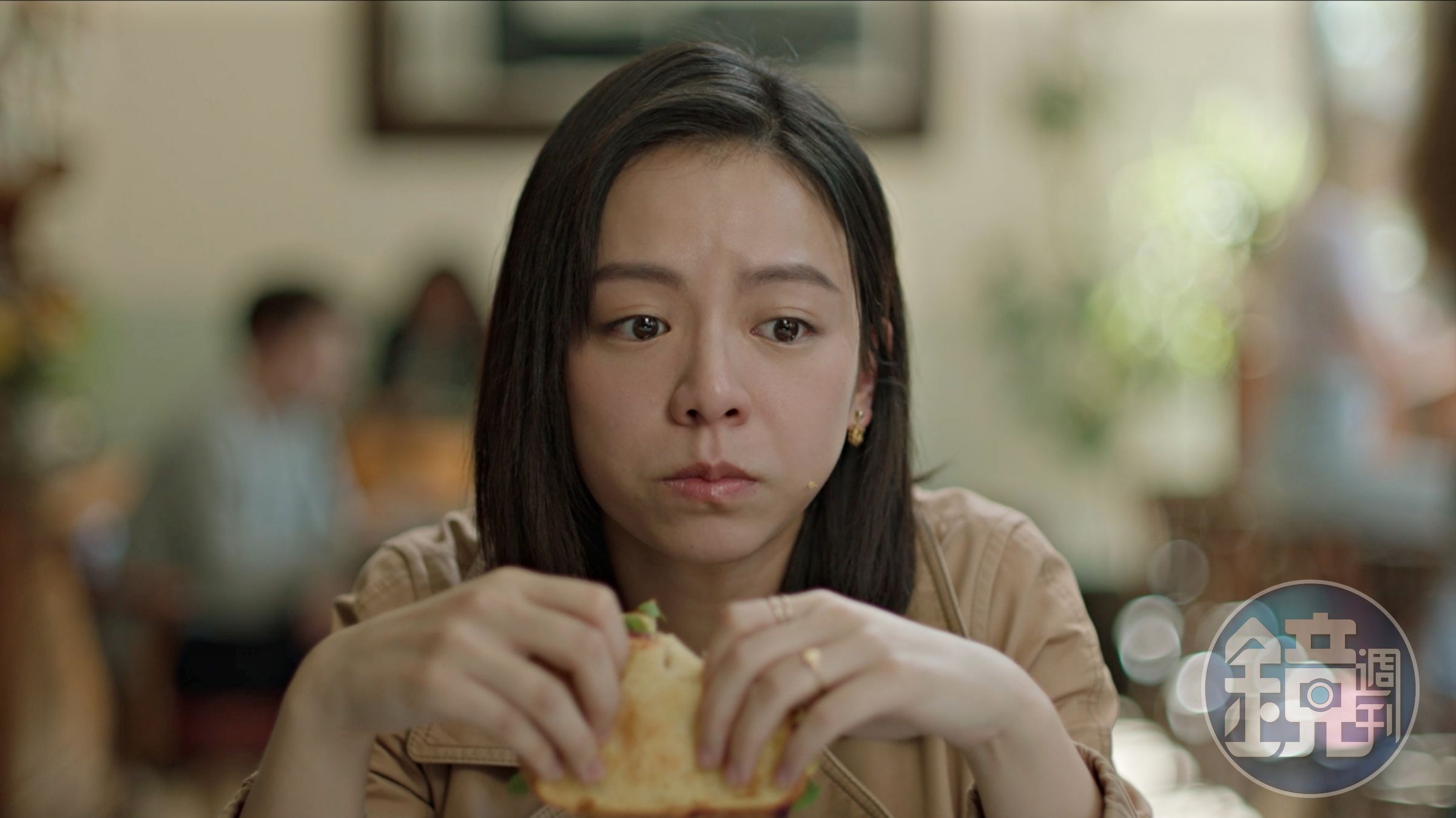 才演出小辣椒洗頭妹，宋芸樺無縫接軌轉換成在美讀書的留學生，神情氣質都改變了。（滿滿額娛樂提供）