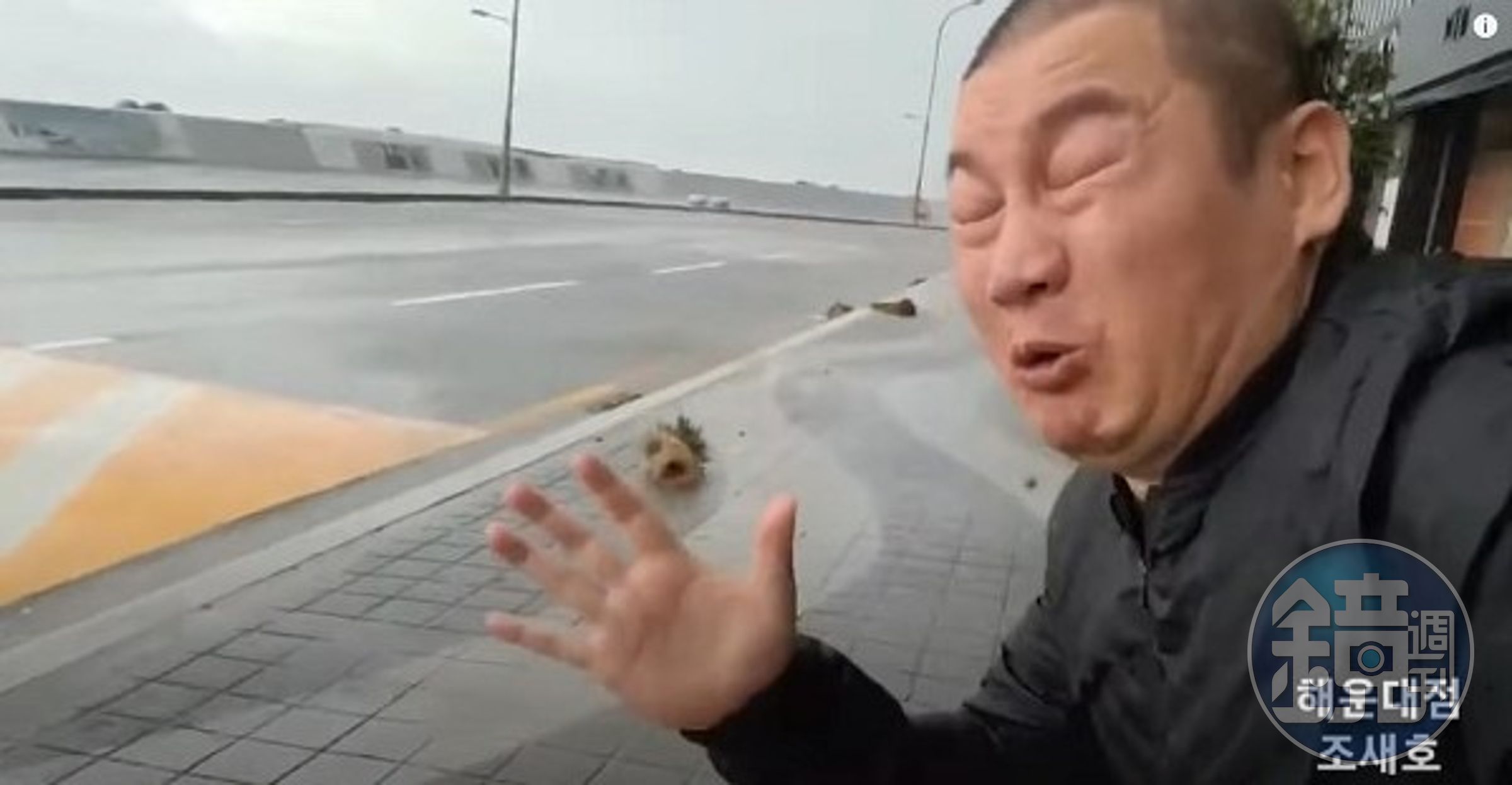 直播主跑到釜山海雲台濱海拍片。(翻自YT畫面)