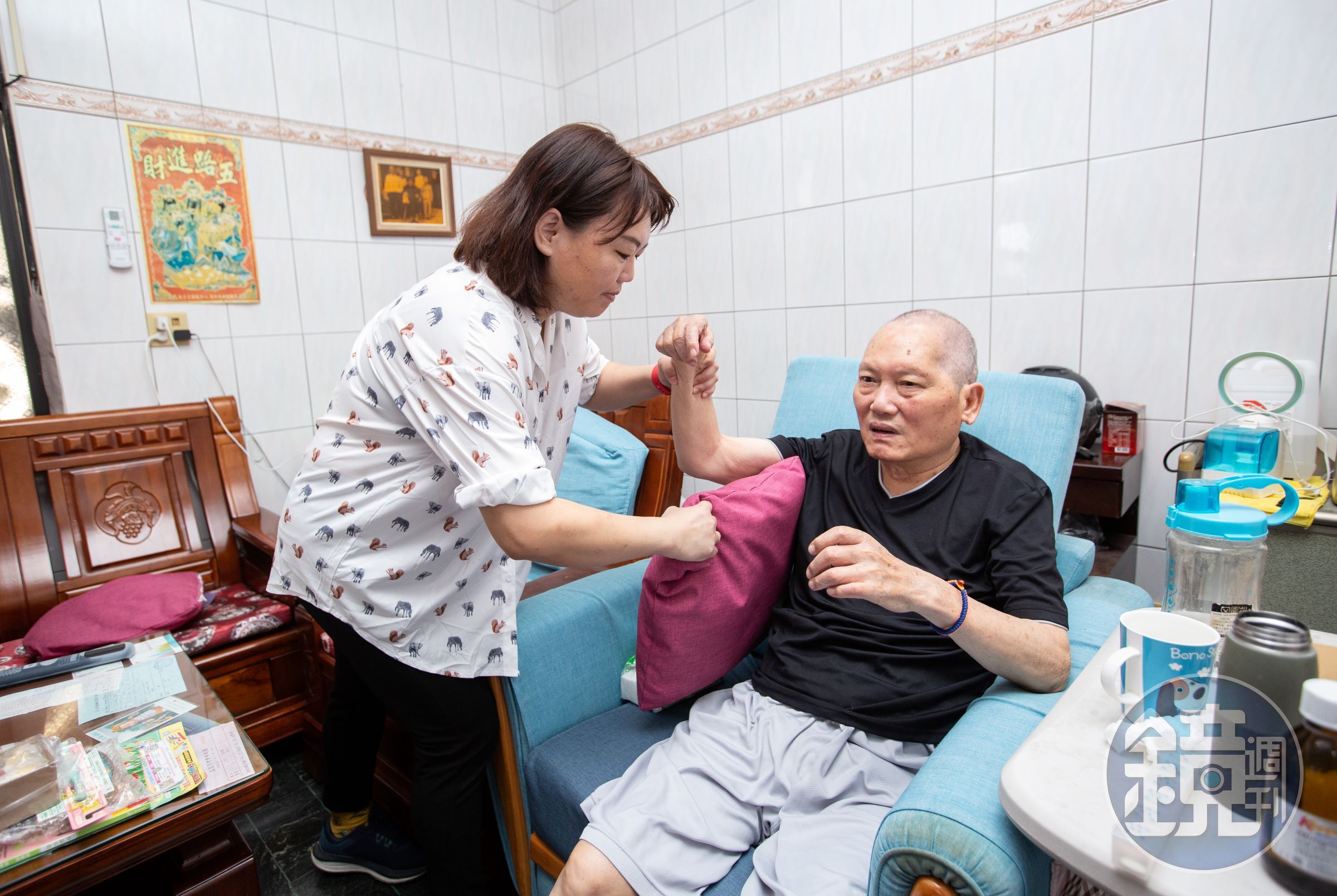 八年前，李育琳父親(右)意外摔傷一度全身癱瘓，如今復健有成。而李育琳在紅豆事業資歷已比父親資深下，她笑父親說：「你留級期間，已經變成我學弟包裝了。」