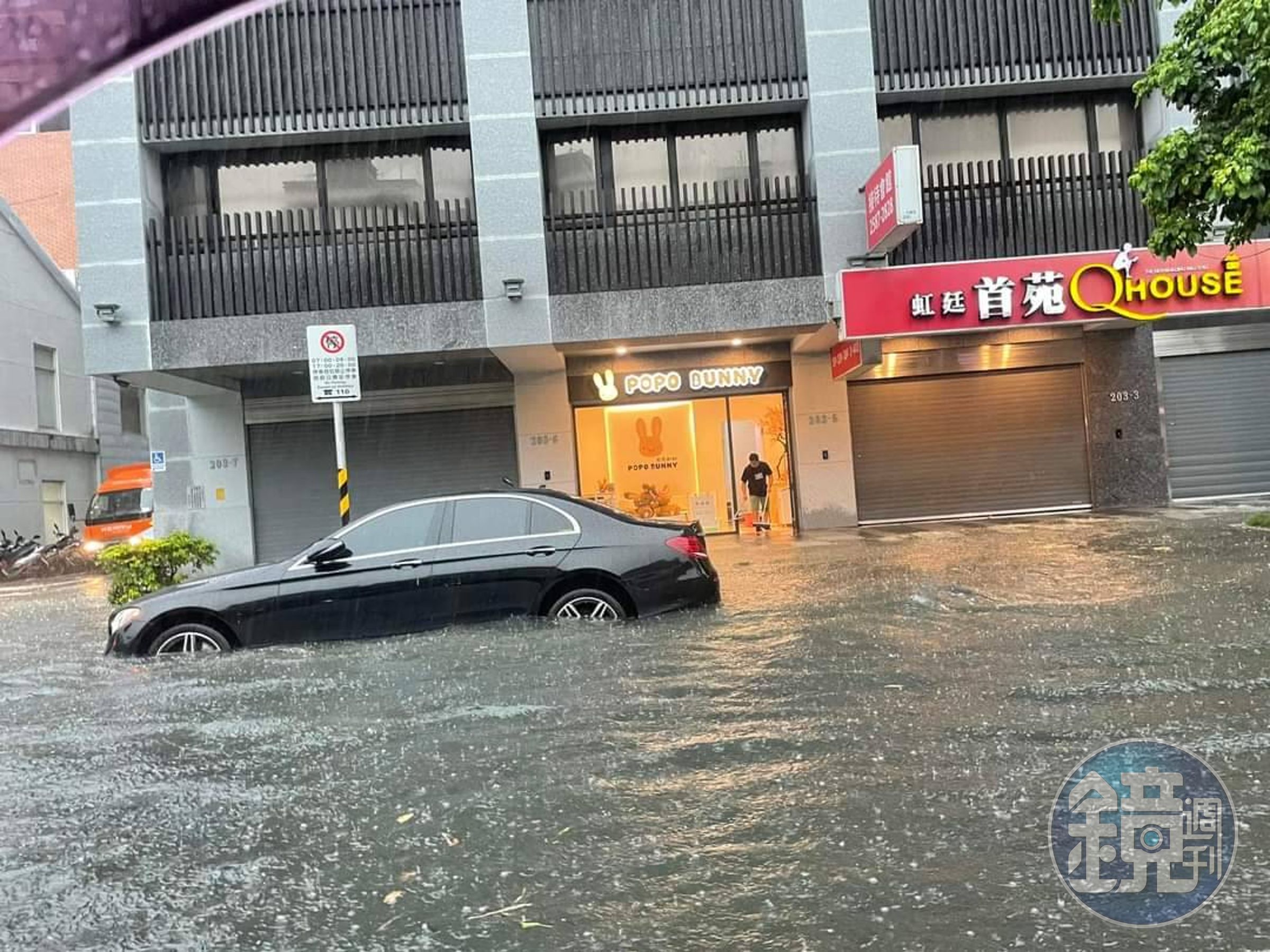 北市重慶北路積水成河，有汽機車駕駛疑似因愛車拋錨下車推行。（翻攝自記者爆料網）