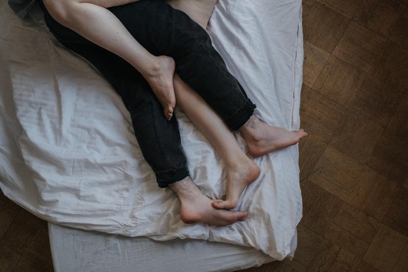 高雄一名丈夫發現妻子不只有一任小王，他氣炸一次提告4名男子。（示意圖，Pexels）