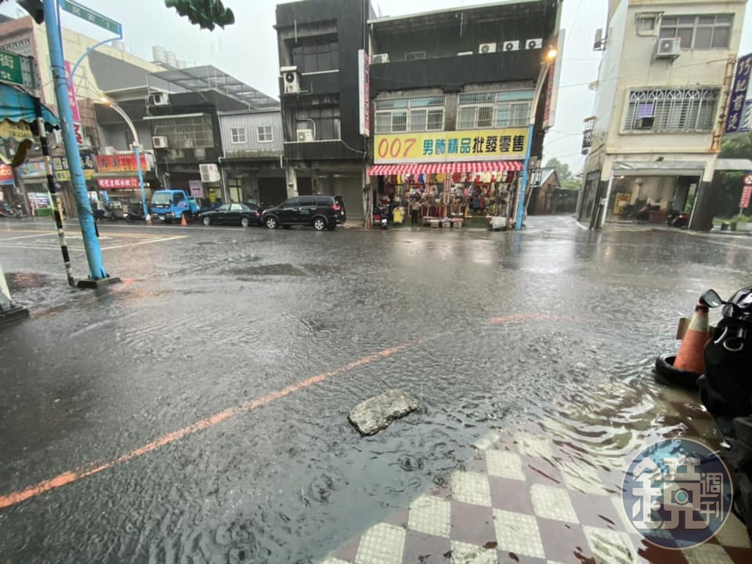 桃市議員李宗豪在臉書分享,龜山部分地區出現積淹水情況。(翻攝自李宗豪臉書)