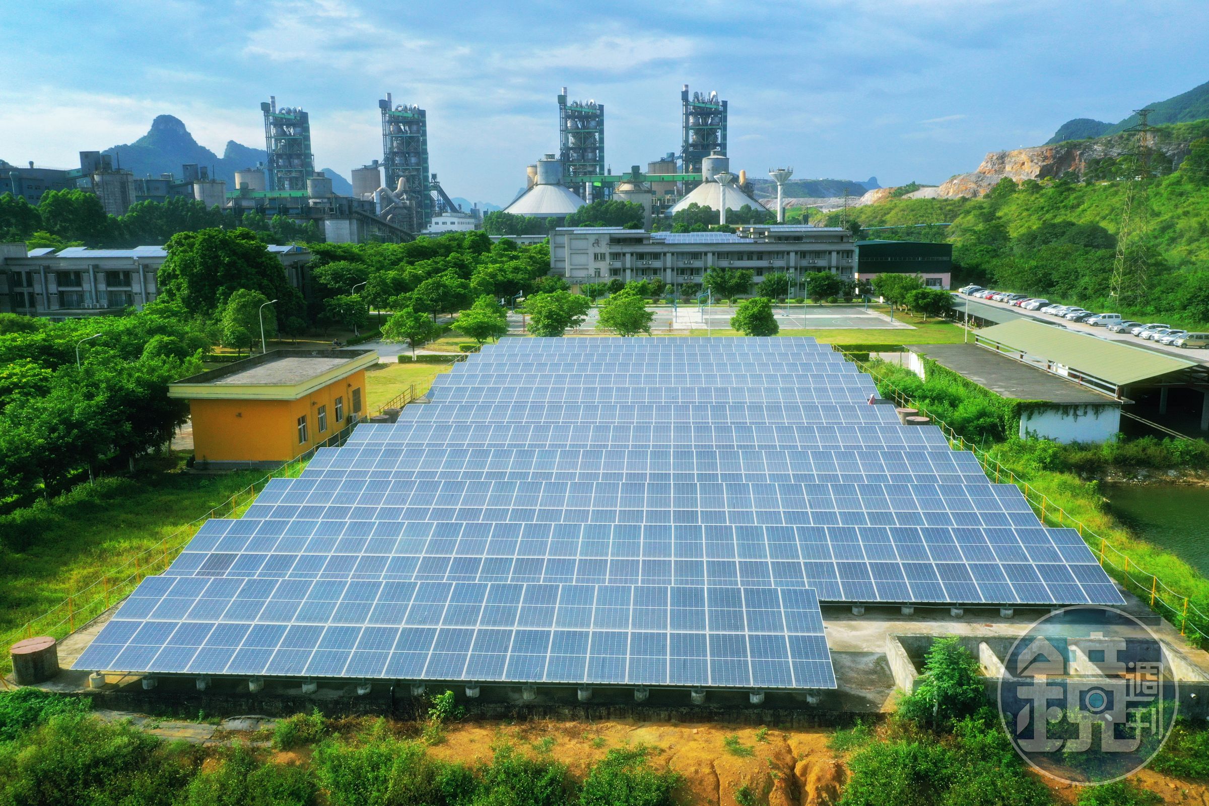 台泥企業團大陸貴港及英德廠陸續建置儲能系統,同時搭配太陽光電及利用智慧能源管理系統,有助於優化電力系統減少浪費,並降低碳排放。(台泥提供)