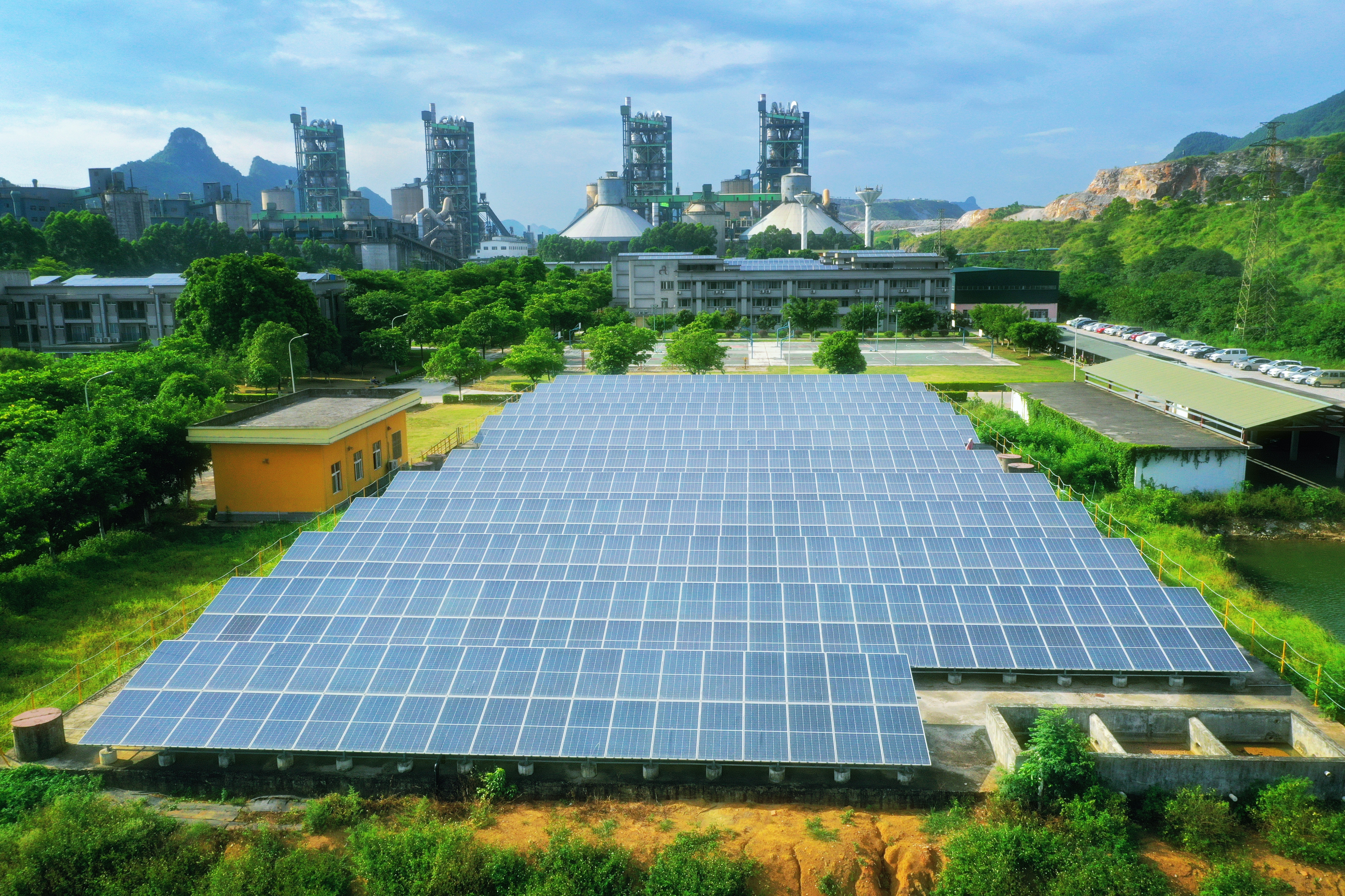 台泥企業團大陸貴港及英德廠陸續建置儲能系統，同時搭配太陽光電及利用智慧能源管理系統，有助於優化電力系統減少浪費，並降低碳排放。（台泥提供）