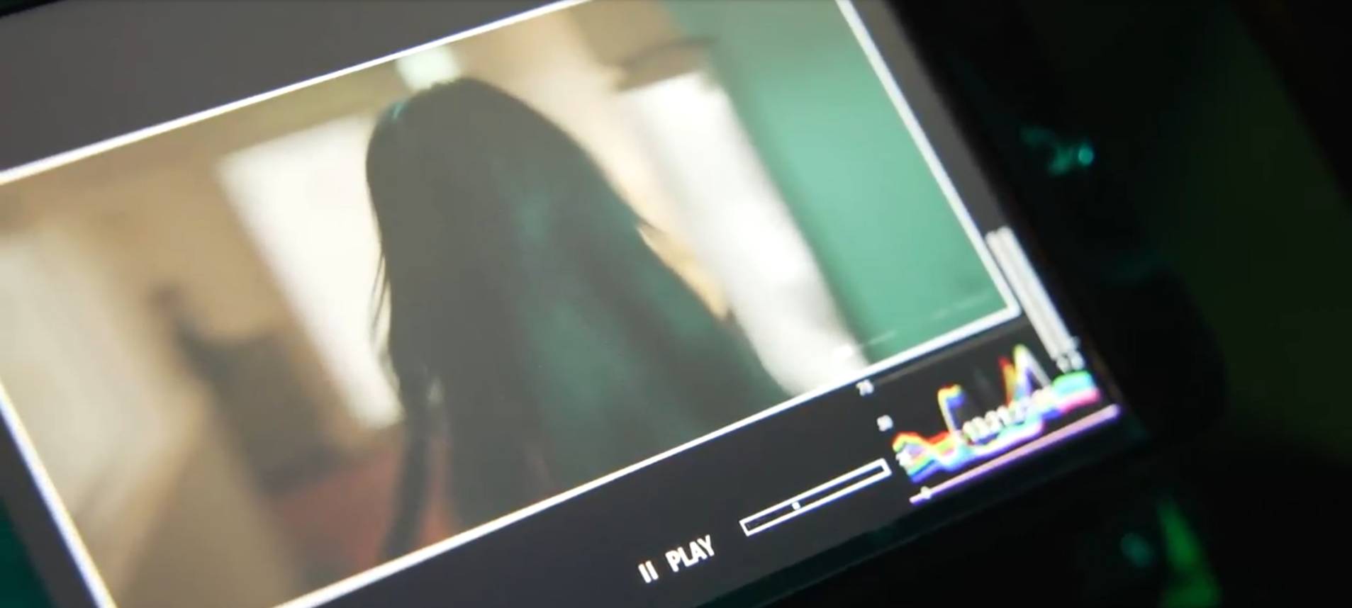 《粽邪3：鬼門開》一場曾莞婷獨自在走廊的戲，鏡頭裡竟出現不應該出現的人影。（華影提供）