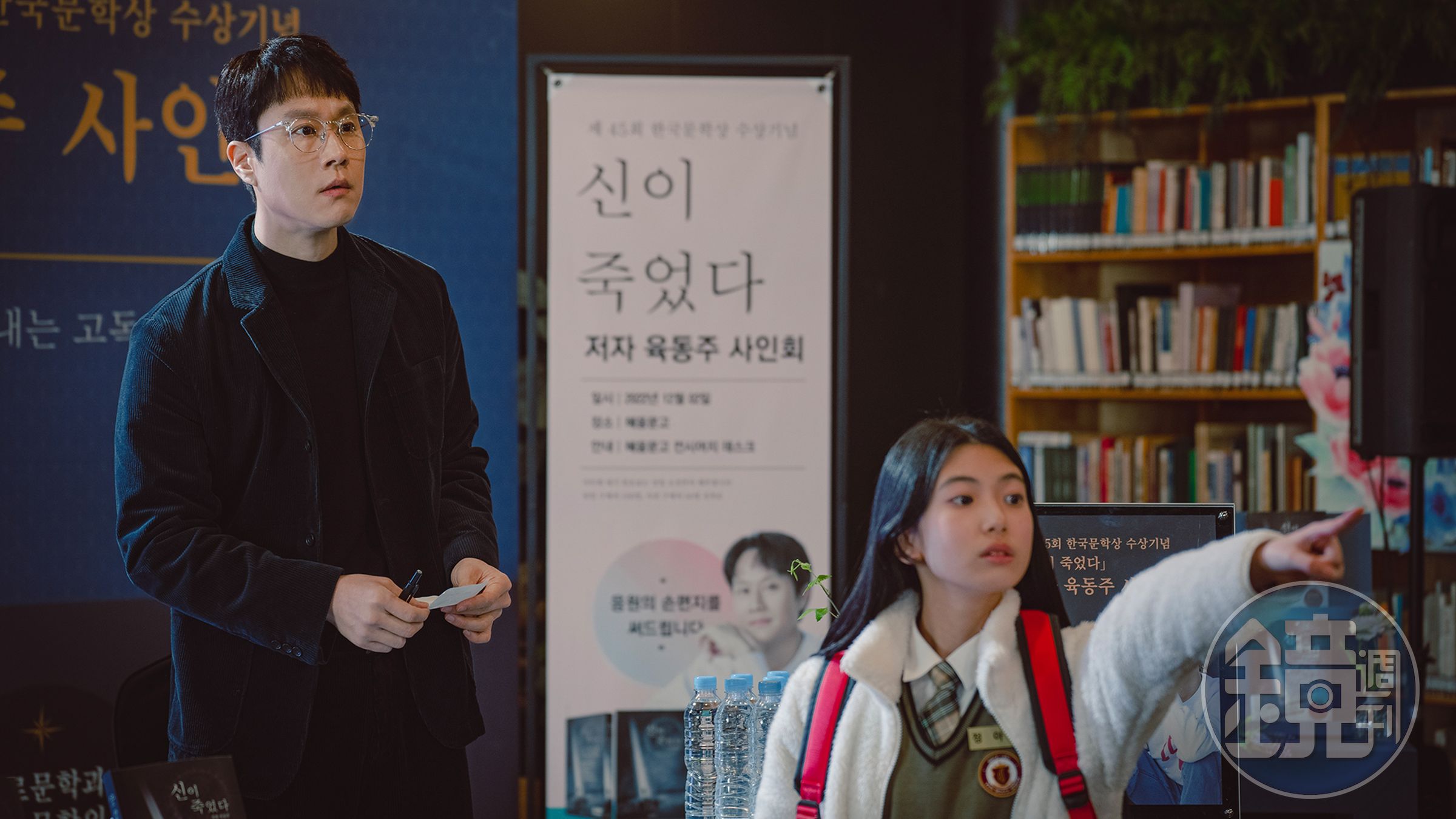 鄭宇撿到一個少年和一本小說與27年前的案件連結，宛若《信號》裡李帝勳因偶然拾獲對講機，連繫上15年前的重案組刑警。（龍華偶像台提供）