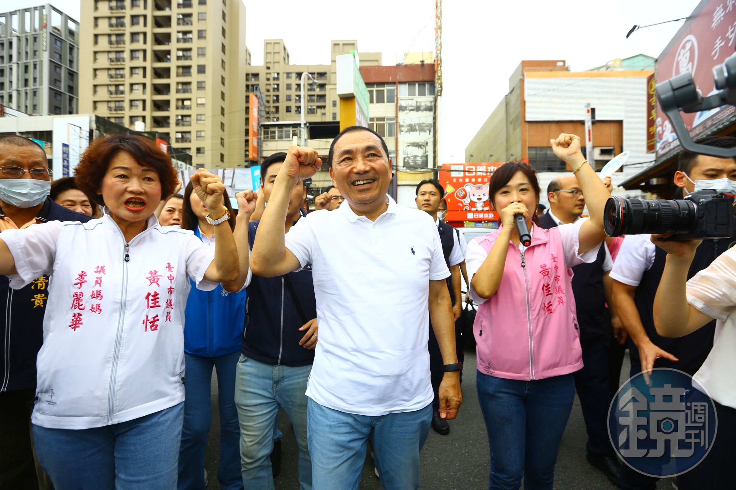 侯友宜今下午到台中廟口開講、在藍營議員陪同下在菜市場掃街拜票。