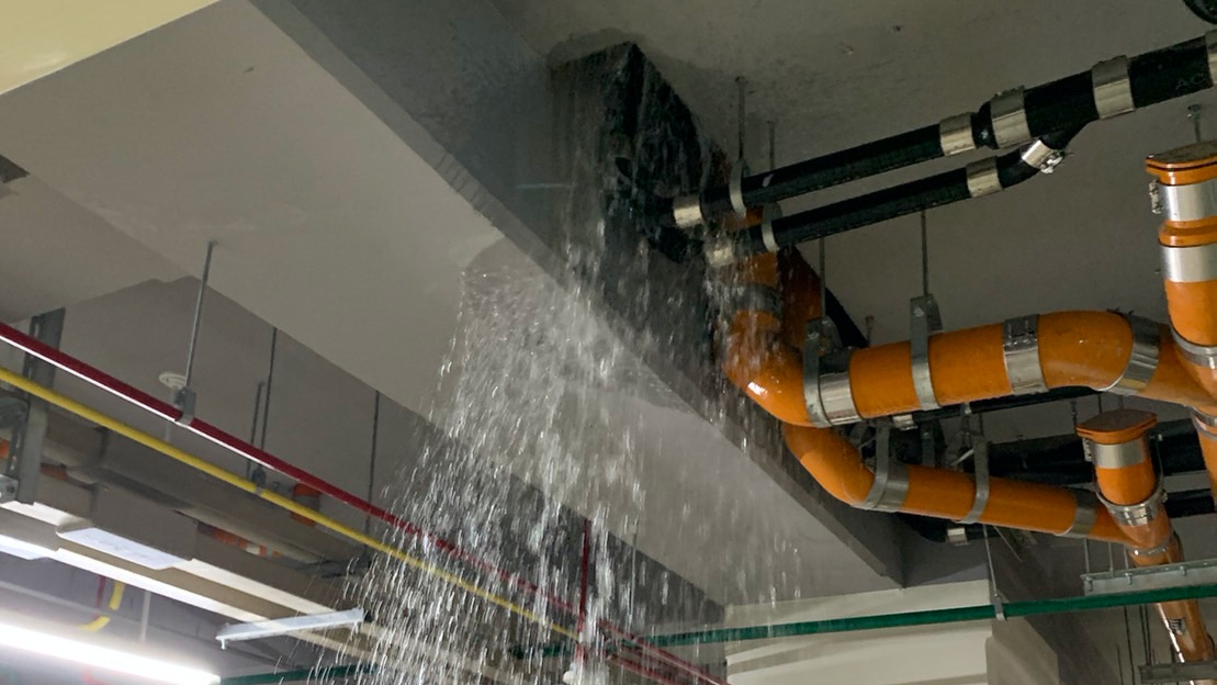 號稱柯市府政績的大同區公辦都更案「斯文首善」社會住宅，因一場大雷雨變成「水濂洞」。（陳炳甫服務處提供）