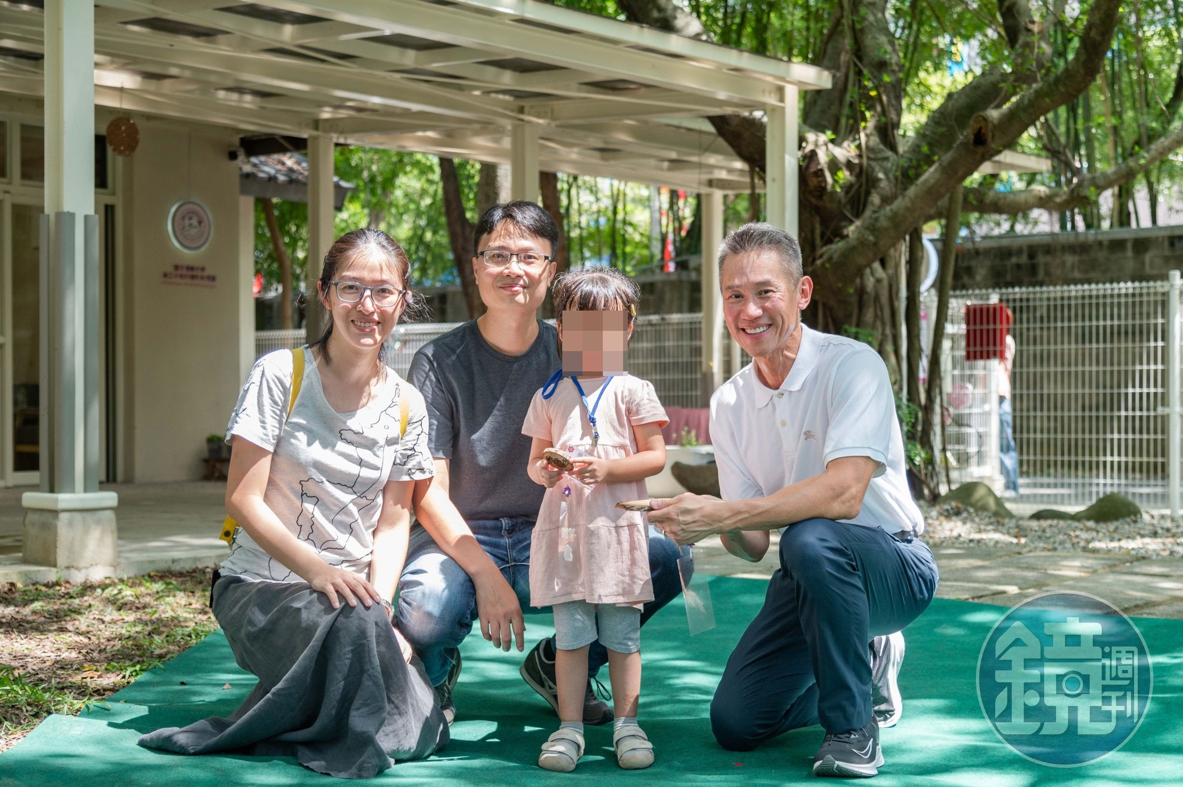 校長高為元(右一)祝福物理系助理教授徐斌睿(左二)一家在清華幼兒園留下快樂回憶。(清華大學提供)