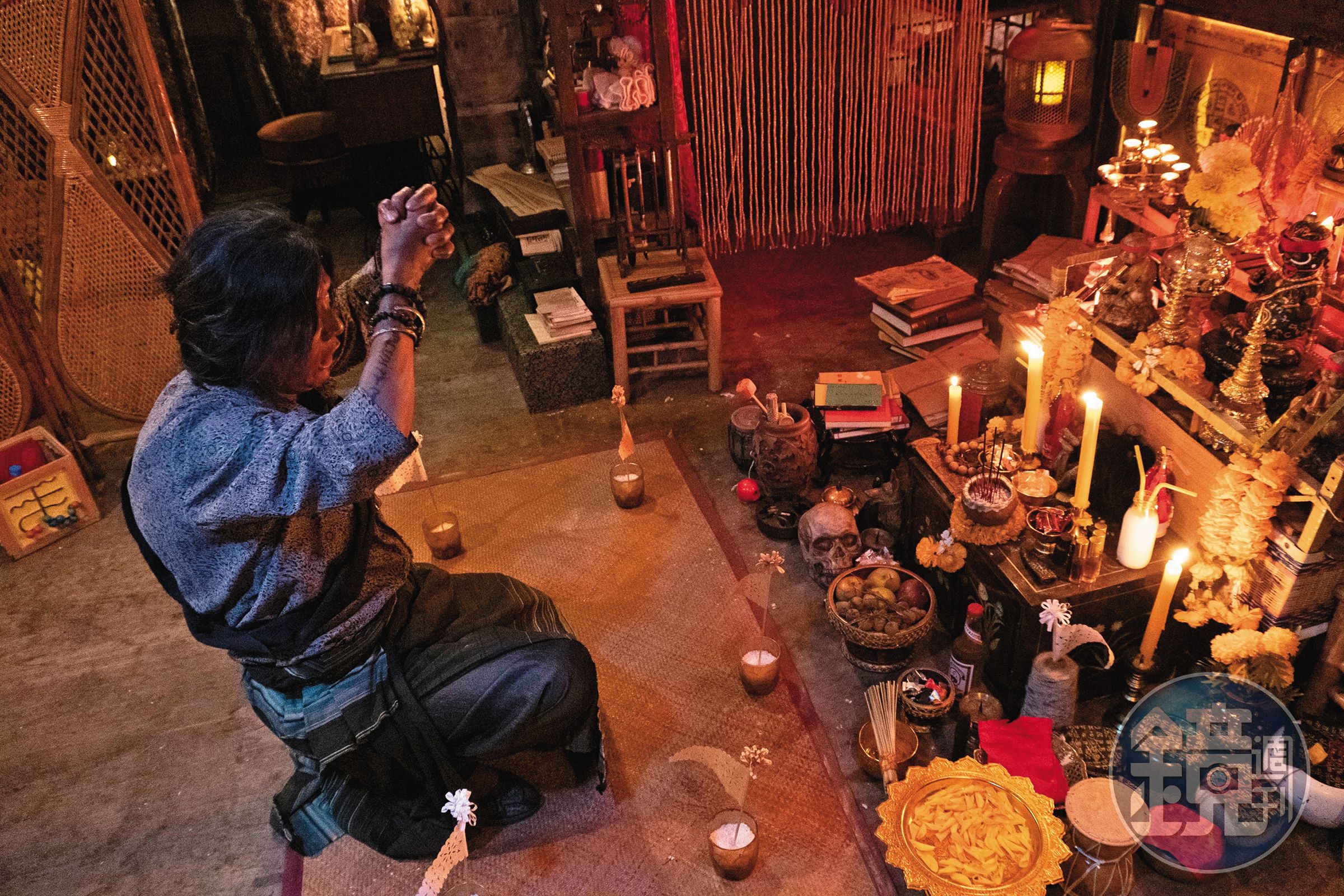 飾演「盲婆」的黃柔閩在美術陳設逼真的泰國「古曼童」祭壇前祭拜。(華影提供)