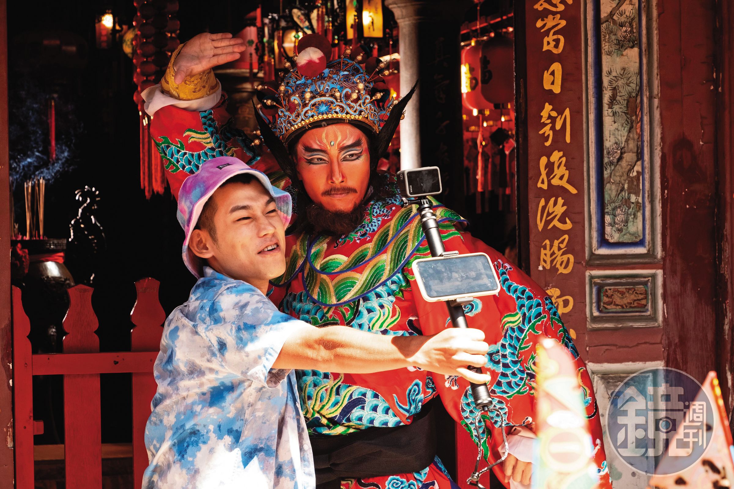 戲裡出身歌仔戲班的張庭瑚(右)和「草屯囝仔」李明倉(左)因為都喜歡跑酷成為好麻吉。(華影提供)