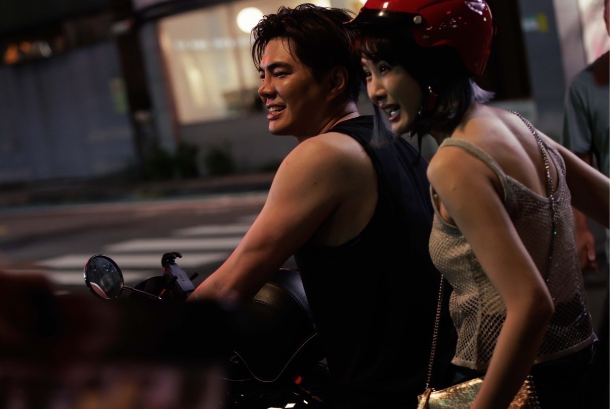 郭唐佑戲裡飾演吃軟飯的男友。（孔雀魚劇組提供）