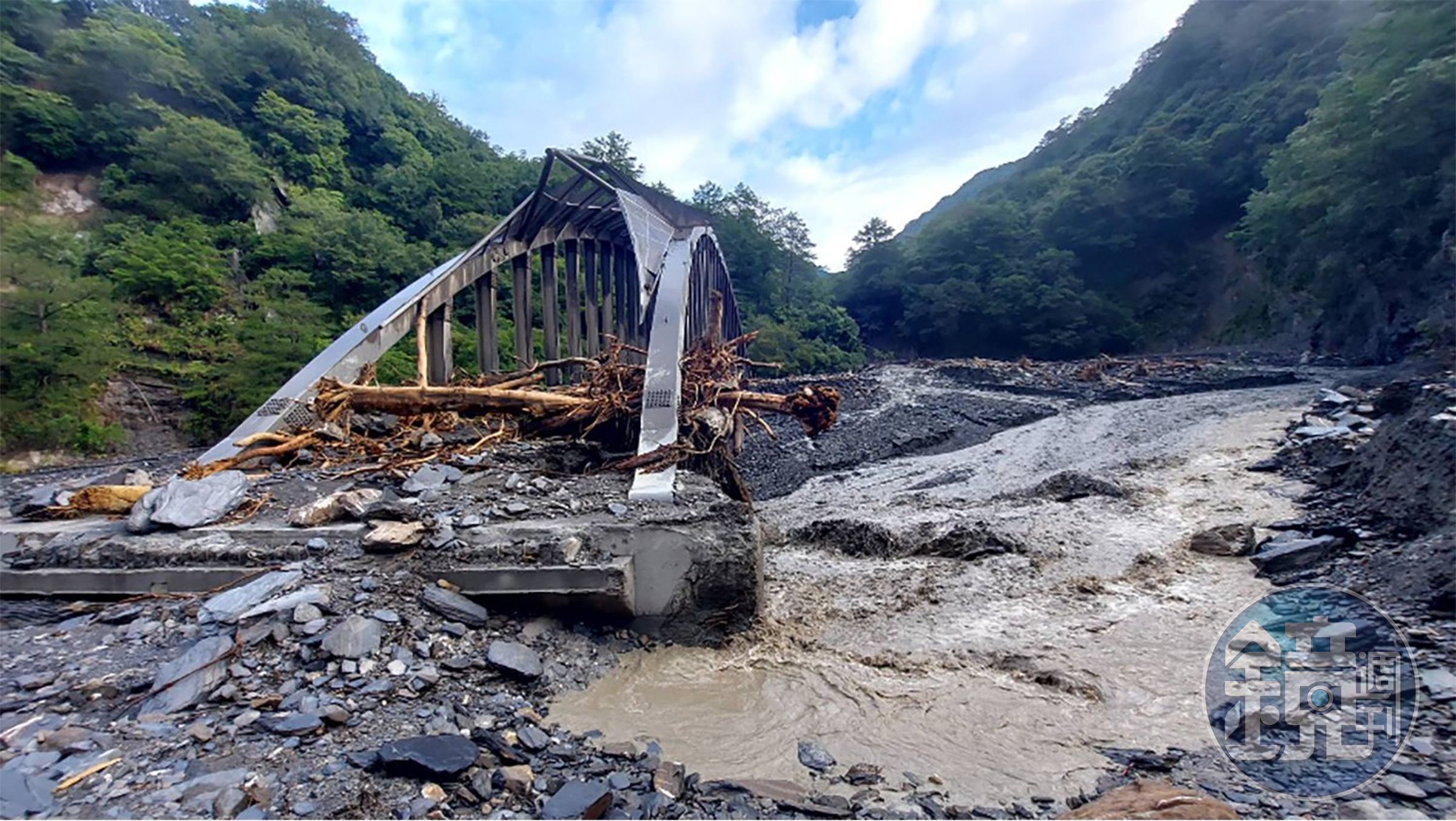 清水溪橋遭土石掩埋。（取自臉書《林業及自然保育署》）