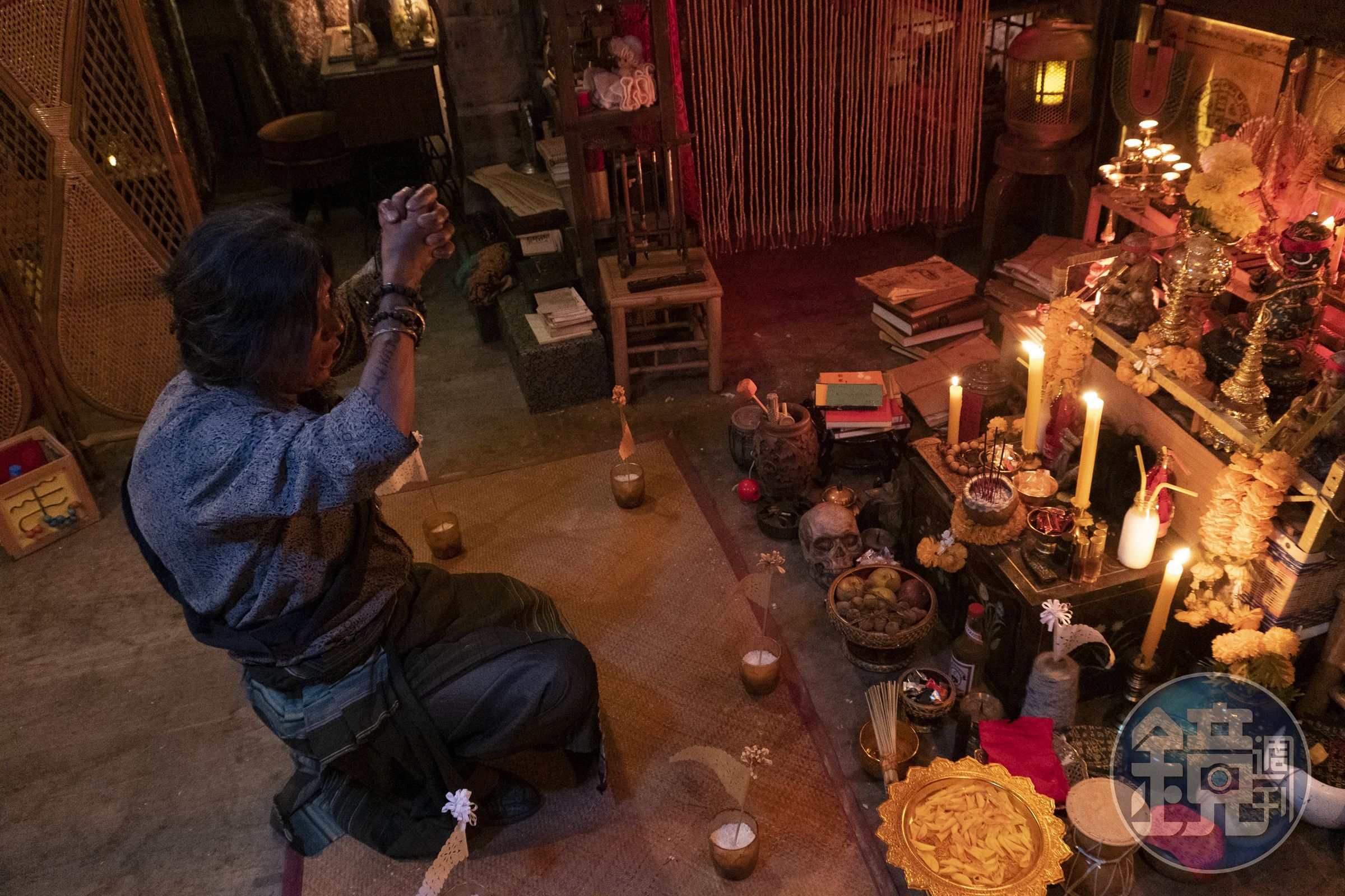 飾演「盲婆」的黃柔閩在美術陳設逼真的泰國「古曼童」祭壇前祭拜。 (華影提供)