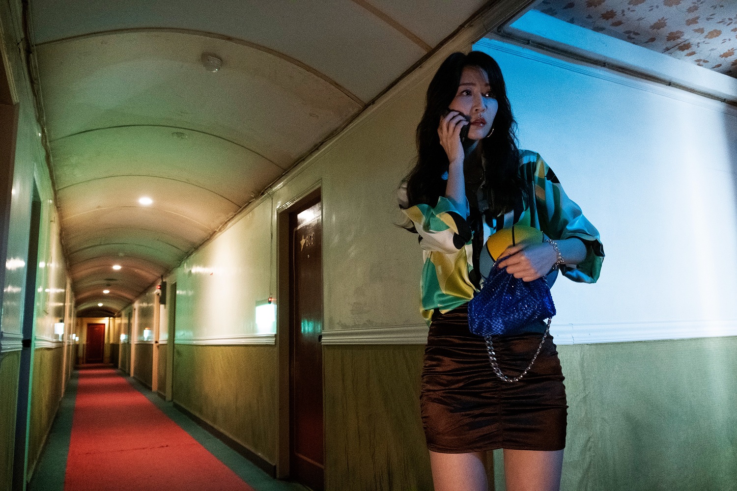 客串演出的曾菀婷在片中鬧鬼的恐怖旅社走廊陷入迷陣。（華影提供）