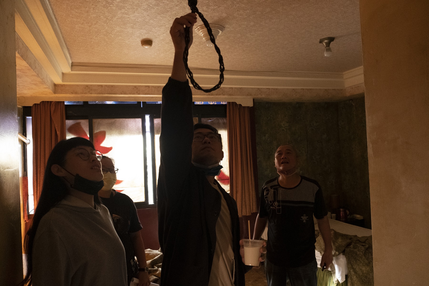 導演廖士涵(中)拍攝在旅社駭人場景之前,先與工作人員討論溝通。(華影提供)