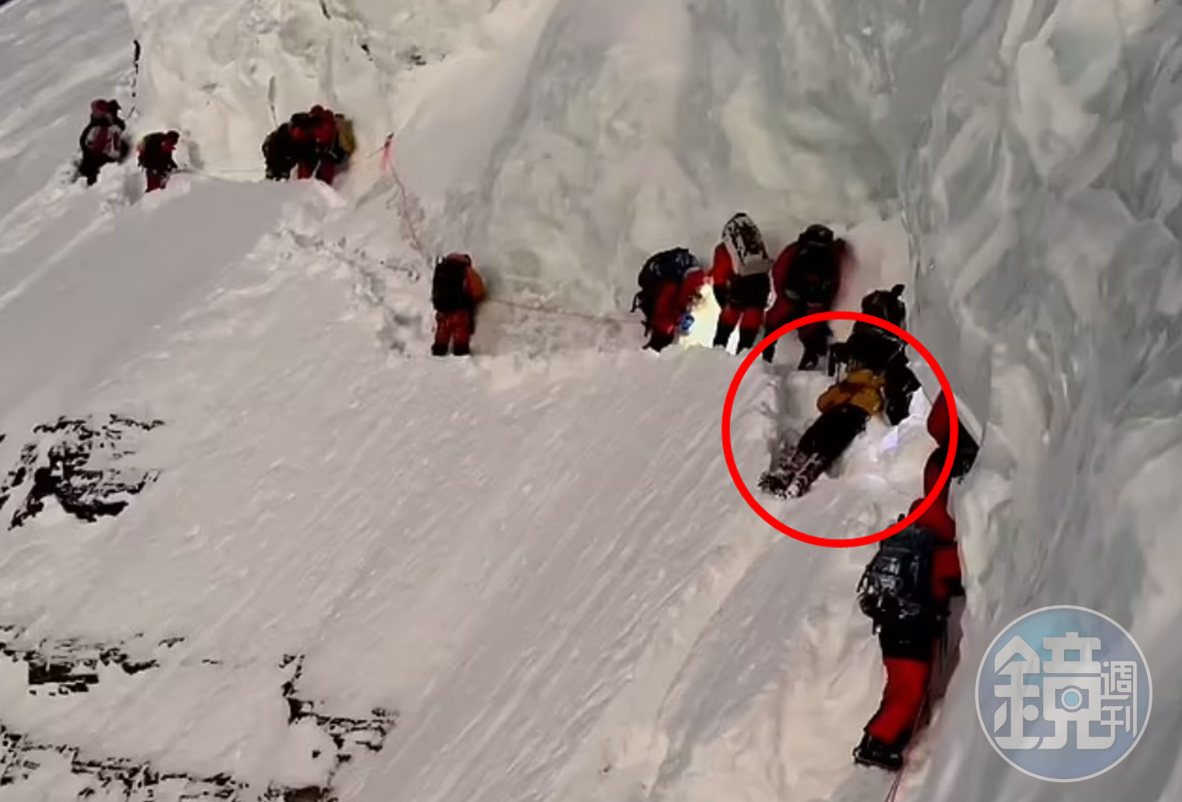 搬運工倒在世界第二高峰K2，被50登山客跨過身體活活等死！遭批自私攻頂不救人。（翻自《每日郵報》）