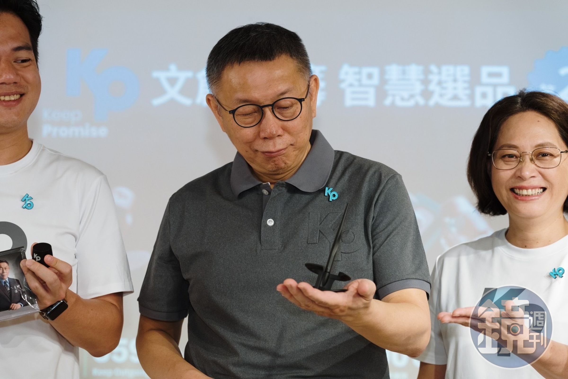 柯文哲出席《KP沉浸式上班》第二波募款兌換小物記者會，二度宣示會以總統候選人身份參選到底。（柯文哲競選辦公室提供）
