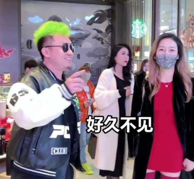 網友都相信李二狗是「有錢能使正妹磨」。（翻自《網易號》）