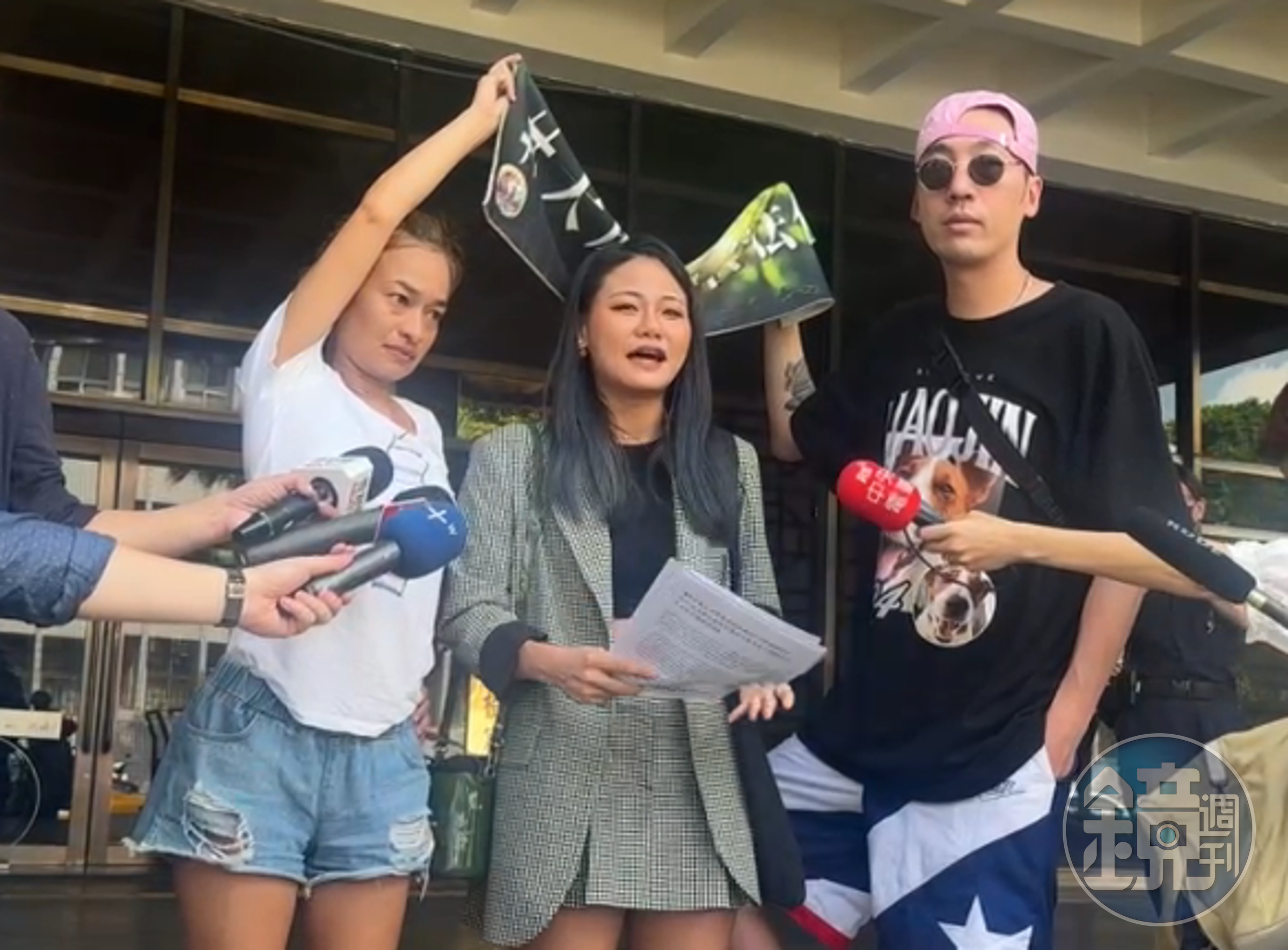 李菁琪（中）今到台北地檢署告發馬斯克有引導與誘惑國人施用毒品之虞。（翻攝麻煩找菁琪律師臉書影片）