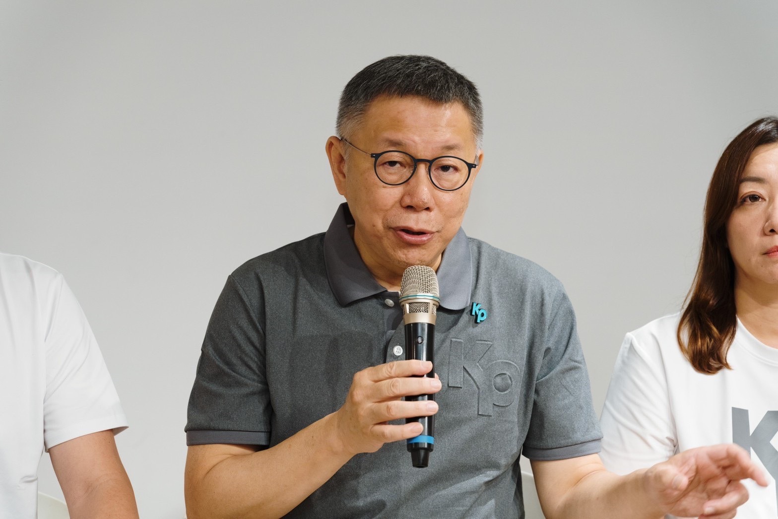 柯文哲連4天未有公開行程遭綠營酸是去見牛鬼蛇神，他今反批小英2年不開記者會，再酸賴清德「弄個假記者會」。（民眾黨提供） 