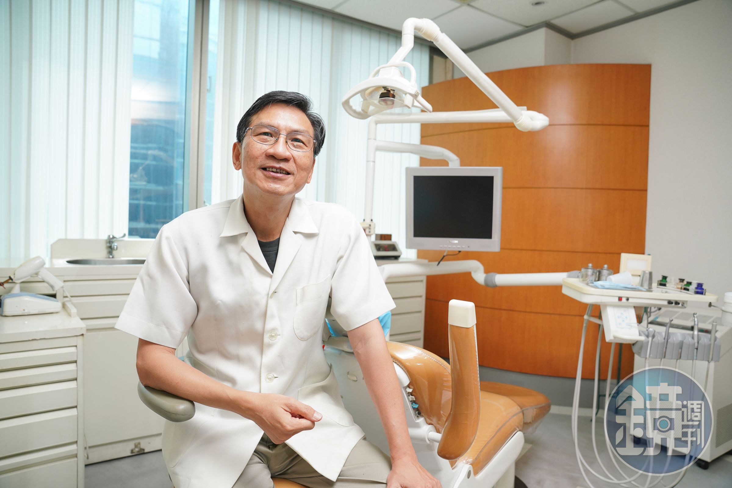 牙醫師李偉文召集23位好友、每人出資500萬元在台南市蛋黃區買地蓋屋，共居共老。