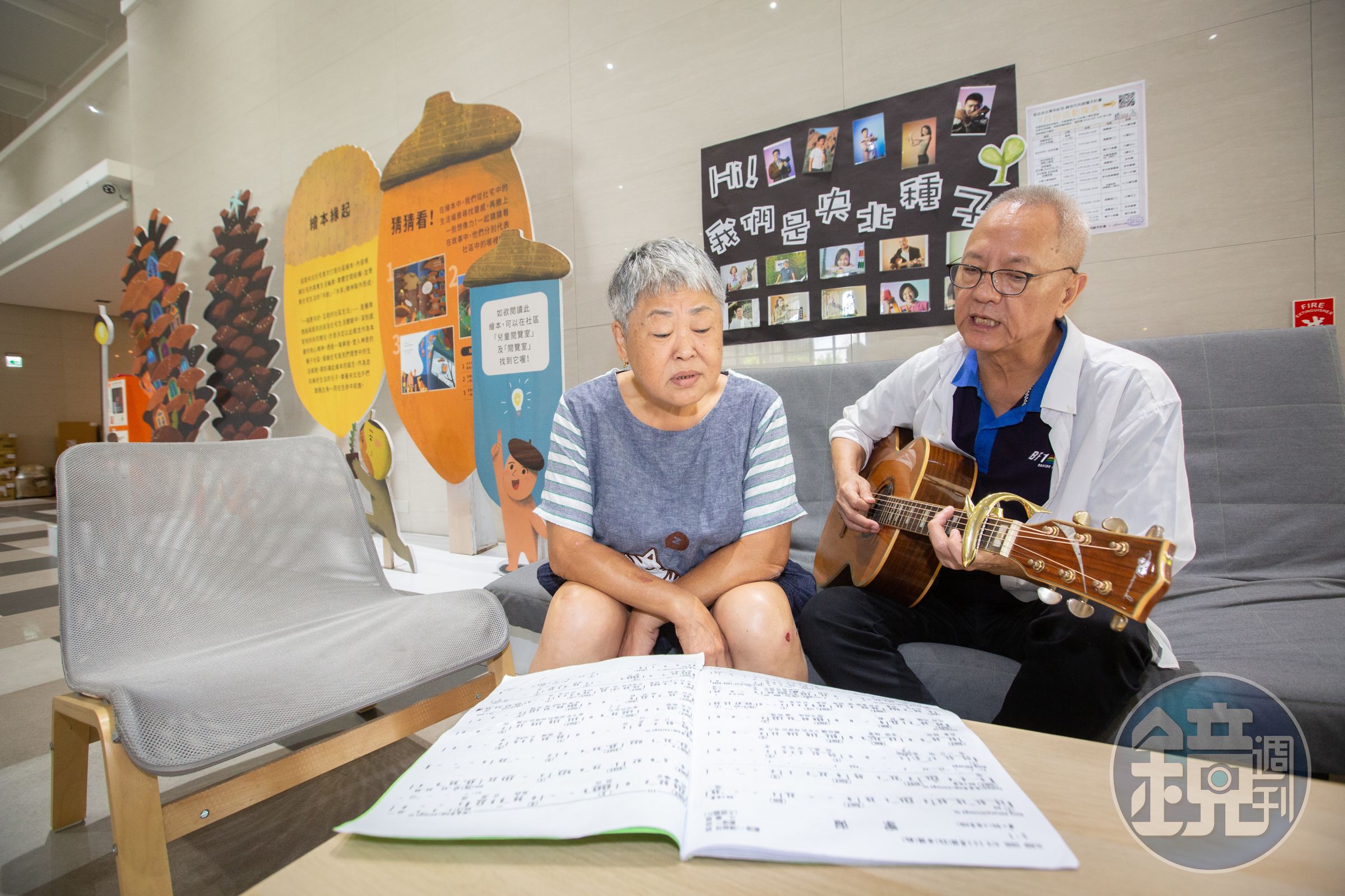 已退休的江希陸甄選成為青銀共居種子，入住新北社宅，省租又能與鄰居同樂。