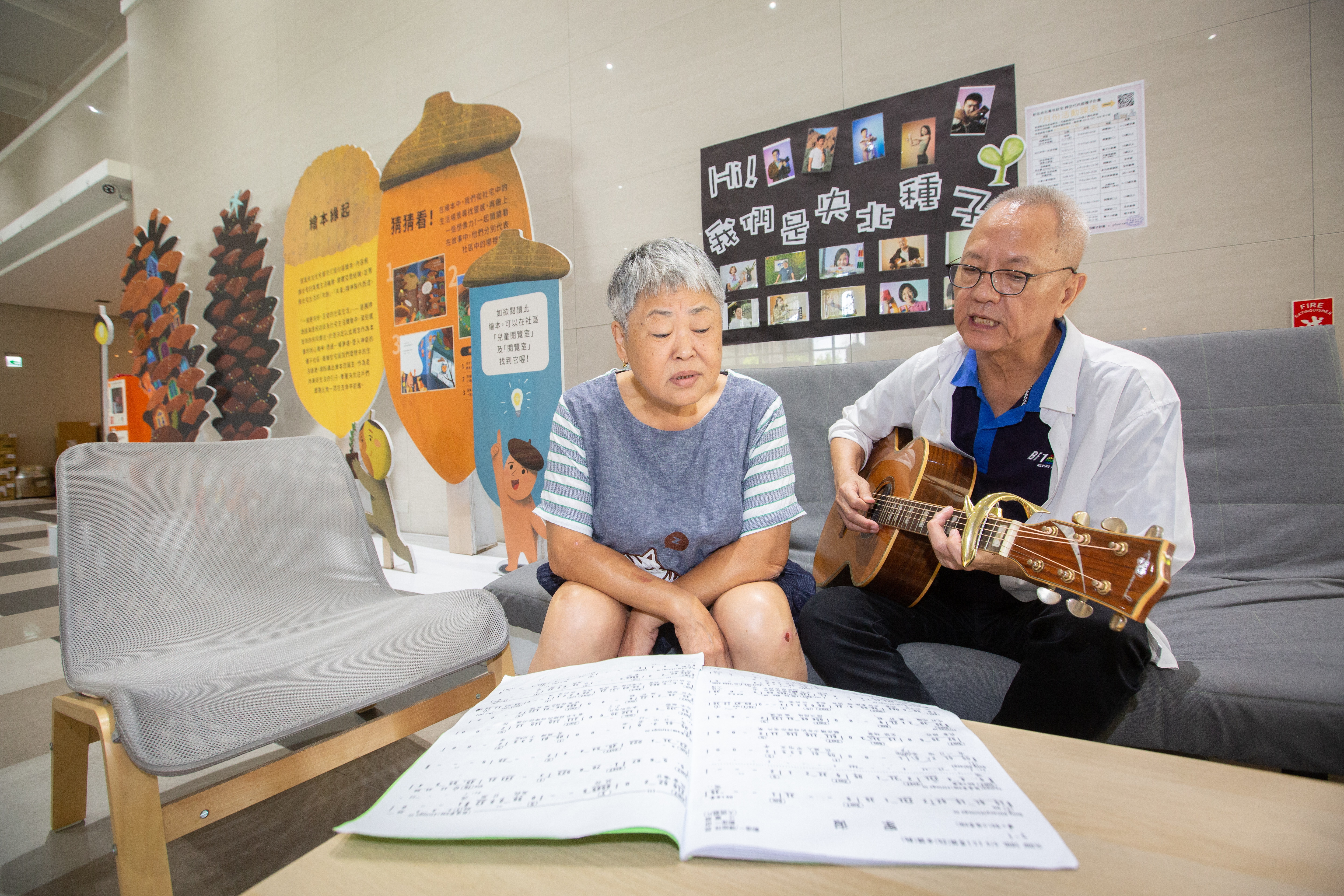 已退休的江希陸甄選成為青銀共居種子，入住新北社宅，省租又能與鄰居同樂。