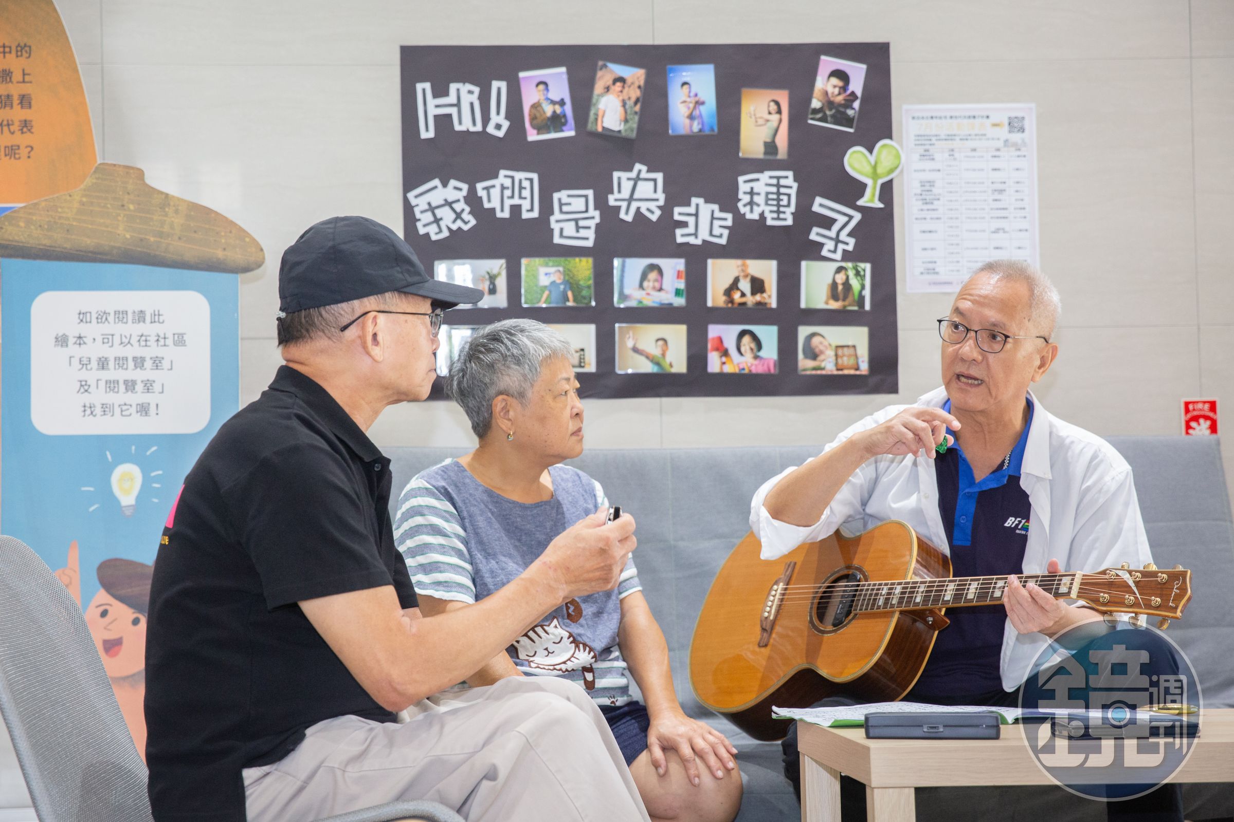 已退休的江希陸甄選成為青銀共居種子，入住新北社宅，省租又能與鄰居同樂。