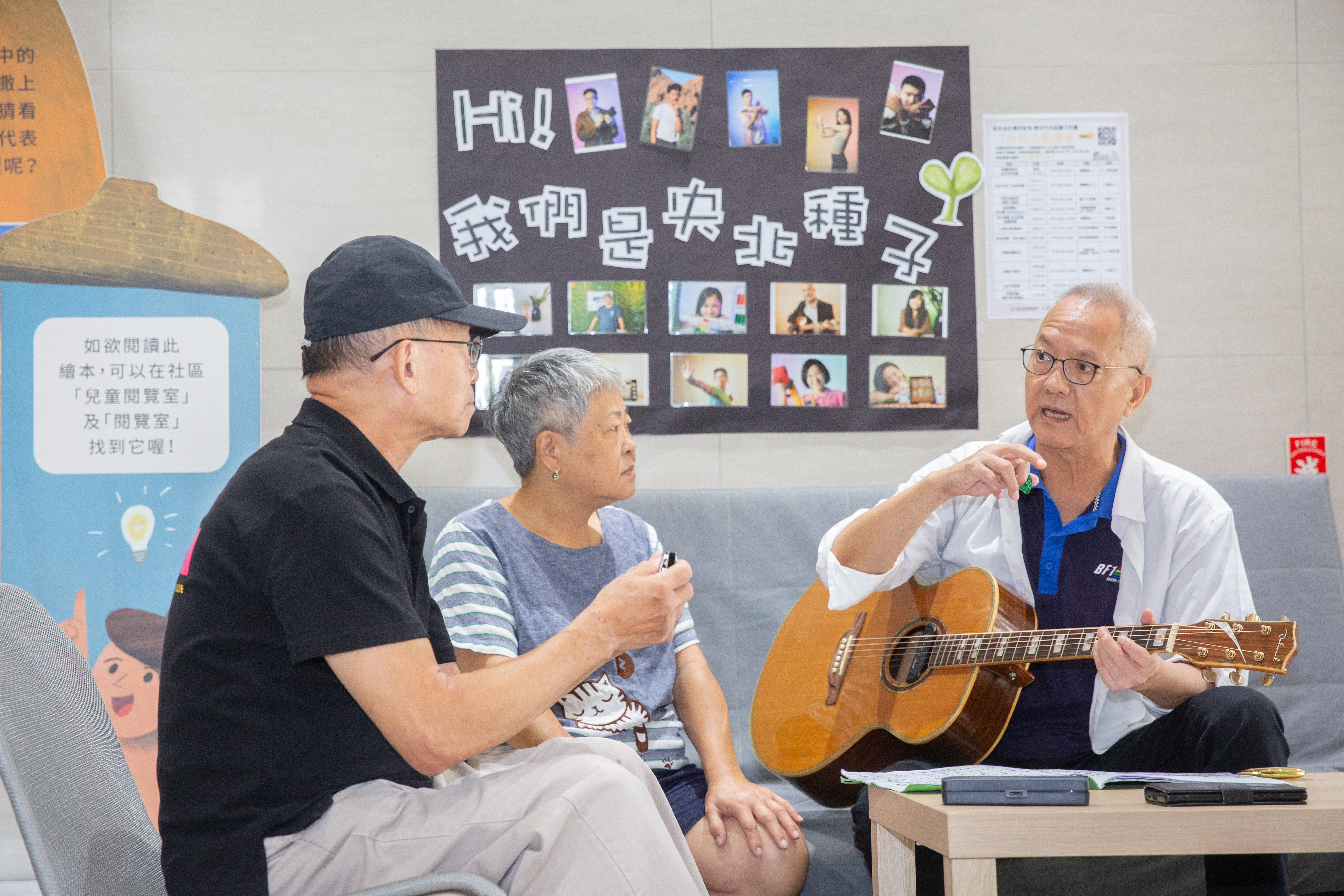 已退休的江希陸甄選成為青銀共居種子，入住新北社宅，省租又能與鄰居同樂。